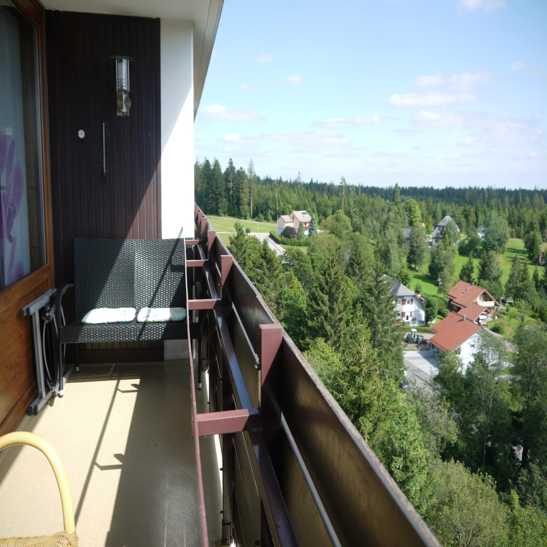 Balkon mit Blick über die Häuser und das Umland von Freudenstein. 