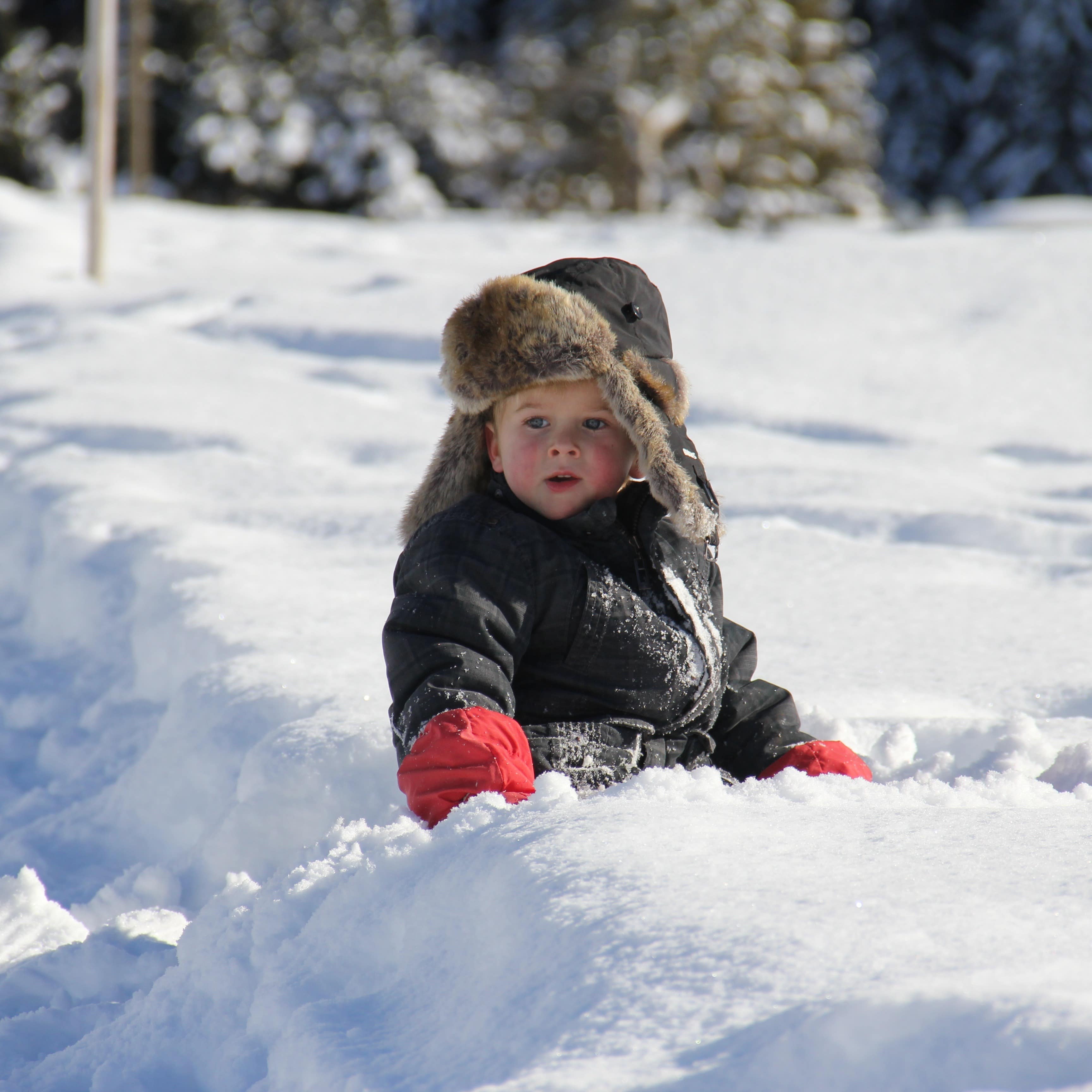 Ein Junge im Winter im Schnee