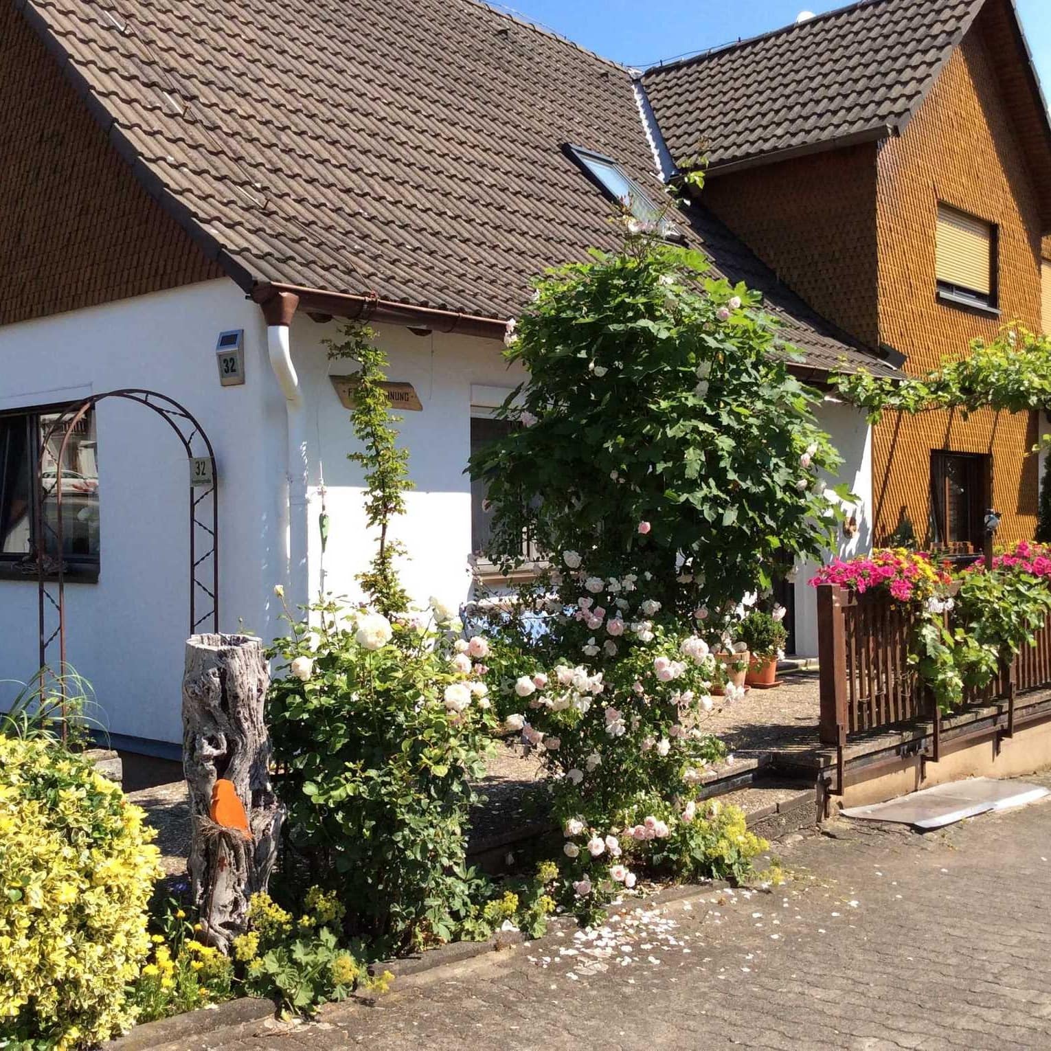 Blick von außen auf ein Haus mit Garten und Ferienwohnung in Gersfeld