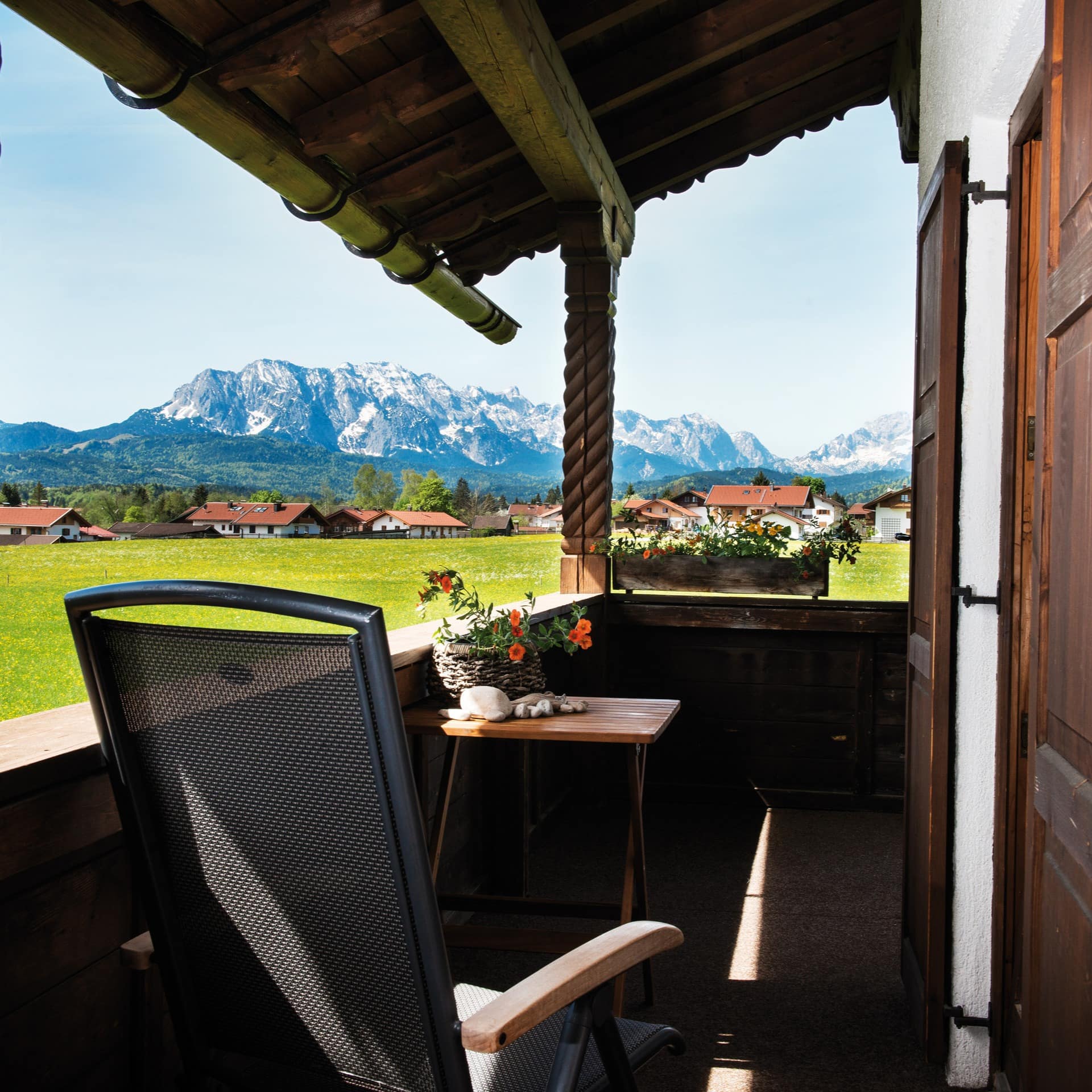 Balkon einer Ferienwohnung am Walchensee mit Blick auf den Ort und die Berge