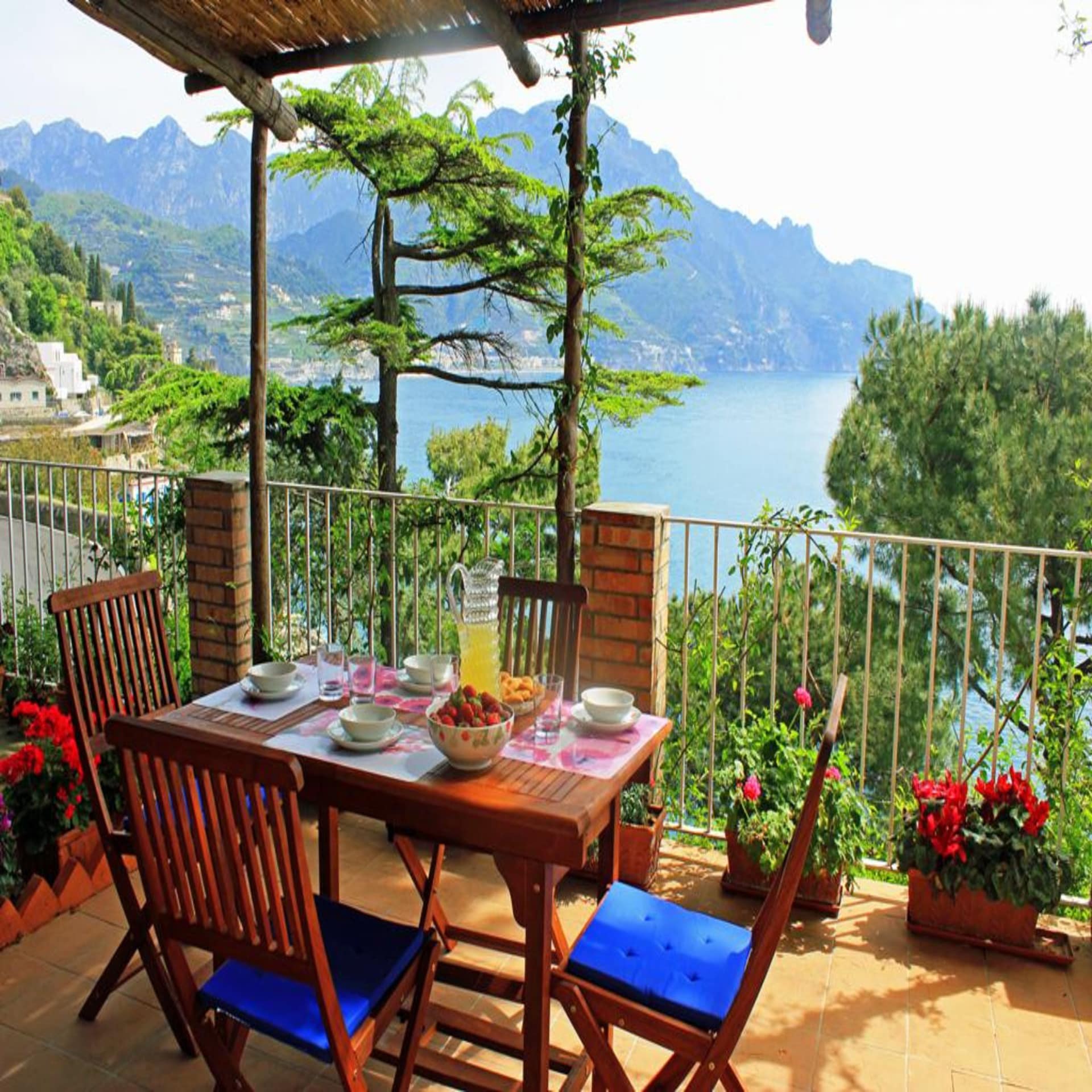 Balkon mit Frühstückstisch und Blick auf die Amalfiküste.