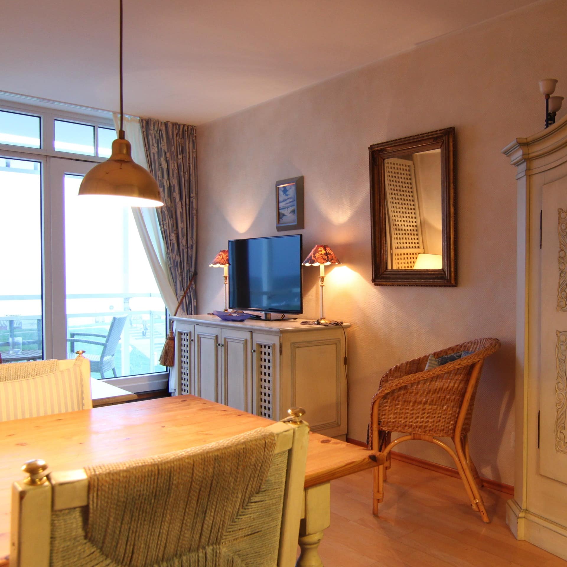 Wohnzimmer einer gemütlichen Ferienwohnung von privat mit Meerblick auf Norderney