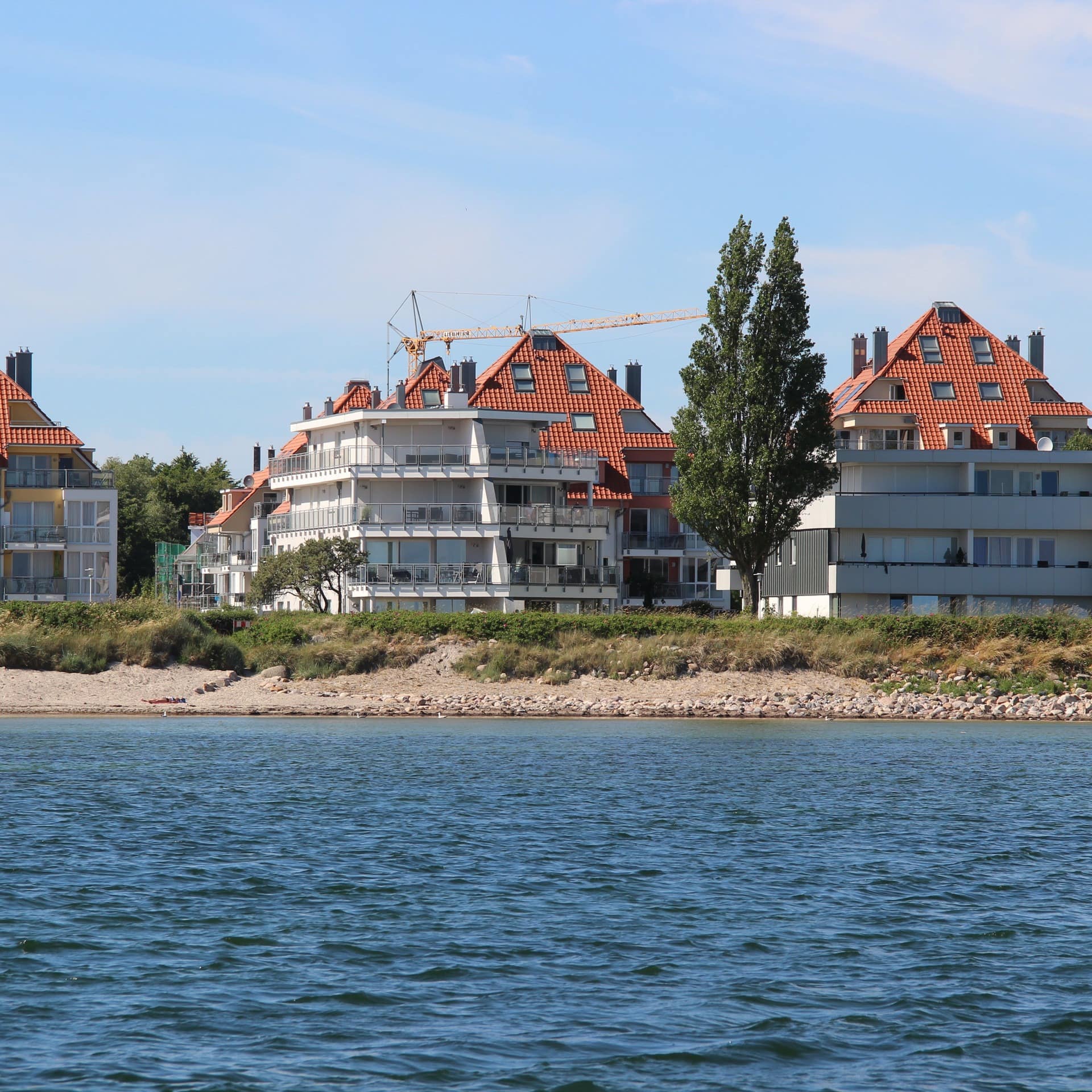 Blick vom Wasser auf Häuser mit Ferienwohnungen in Dahme an der Ostsee