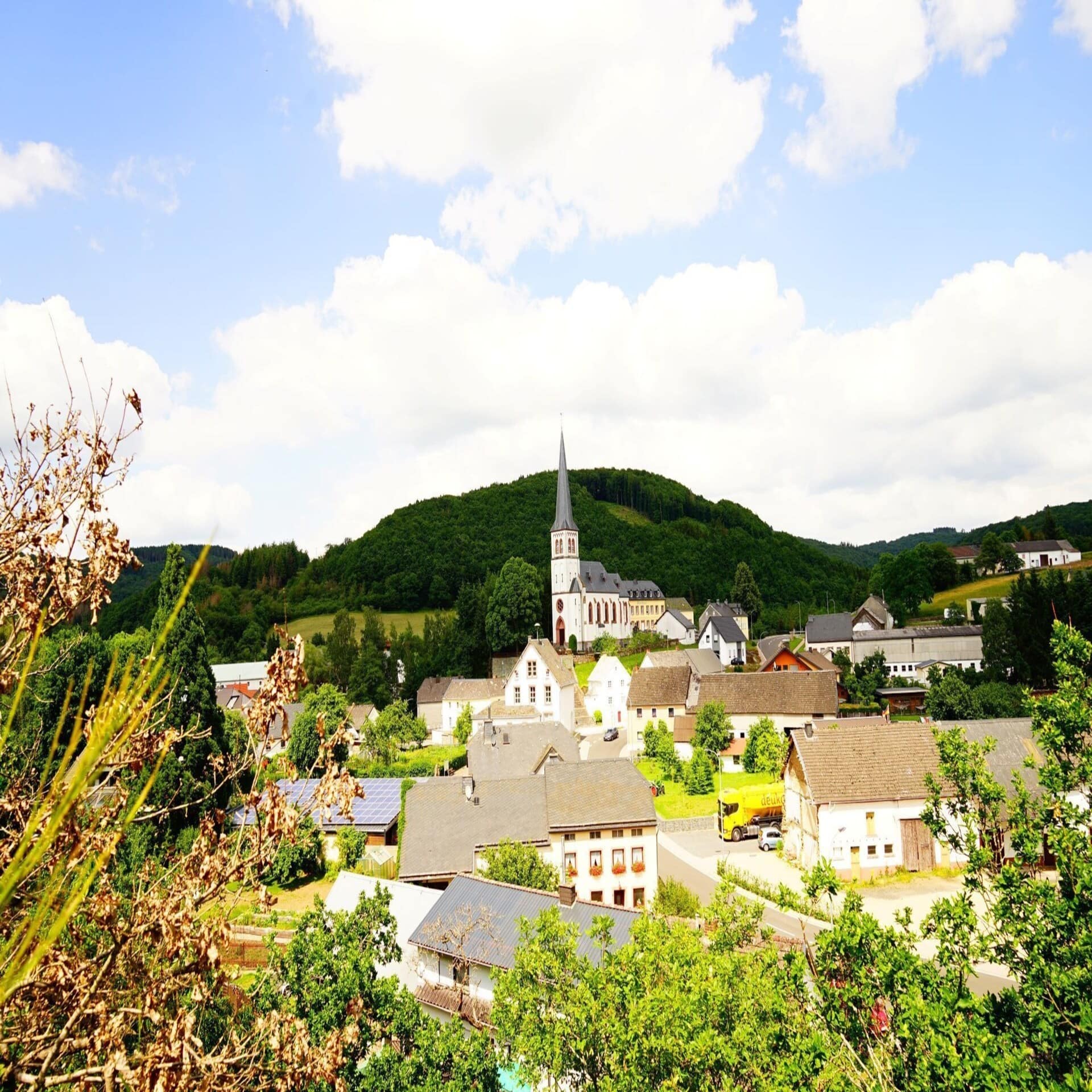 Blick über ein Bauerndorf in der Eifel.