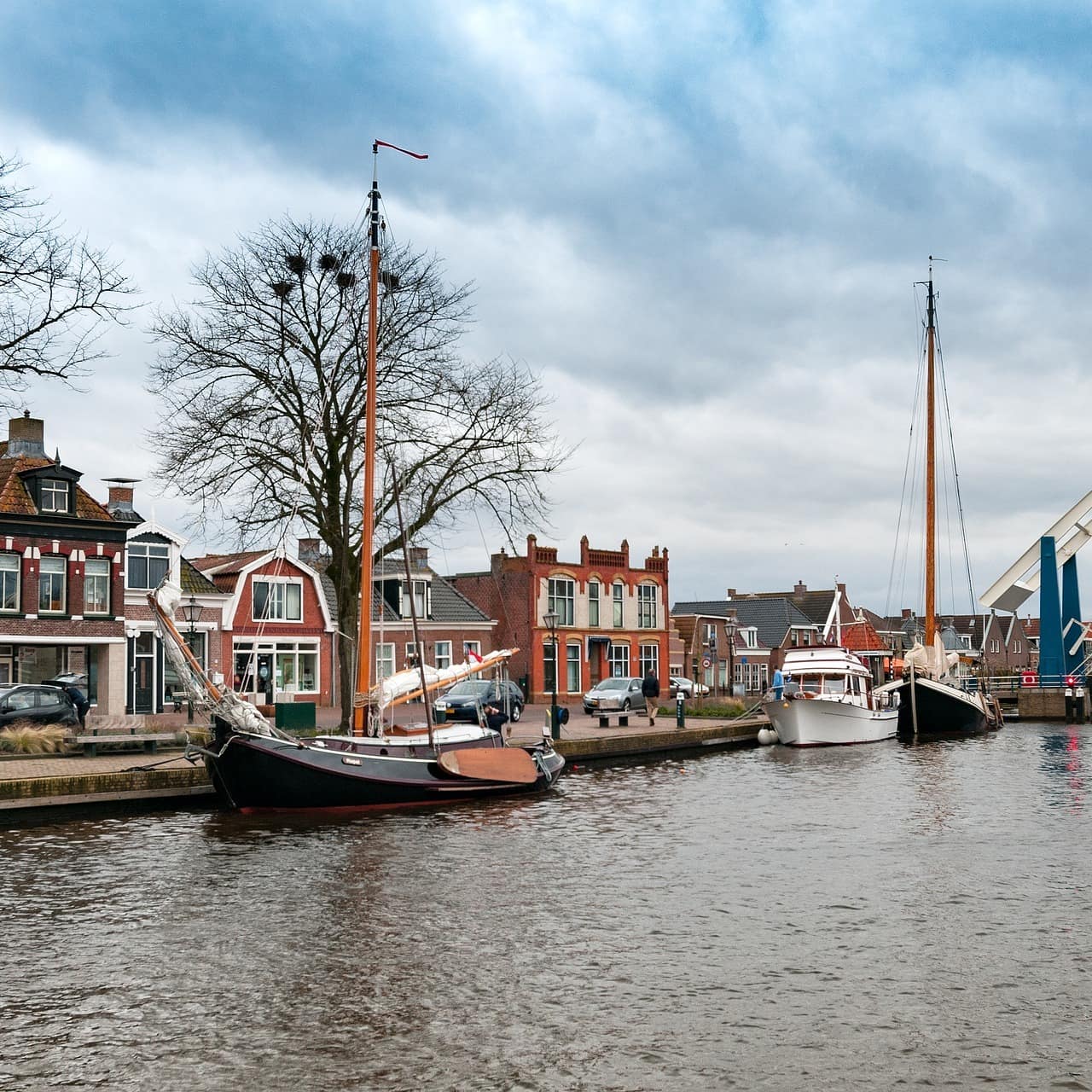 Blick auf den Hafen, Boote und Häuser in Lemmer