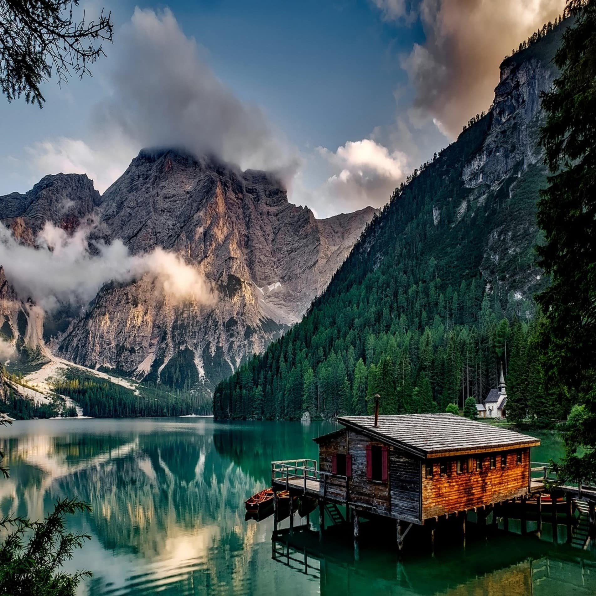 Chalet am türkisen Bergsee mit Zugang zum Wasser