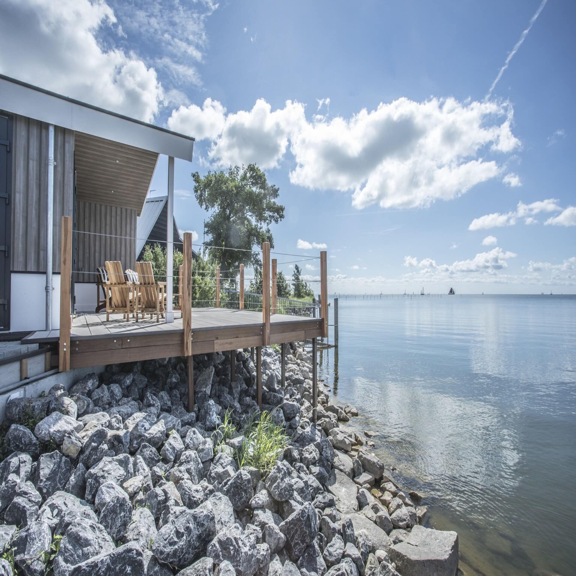 Haus mit großer Veranda direkt am Meer mit Blick auf das Wasser.