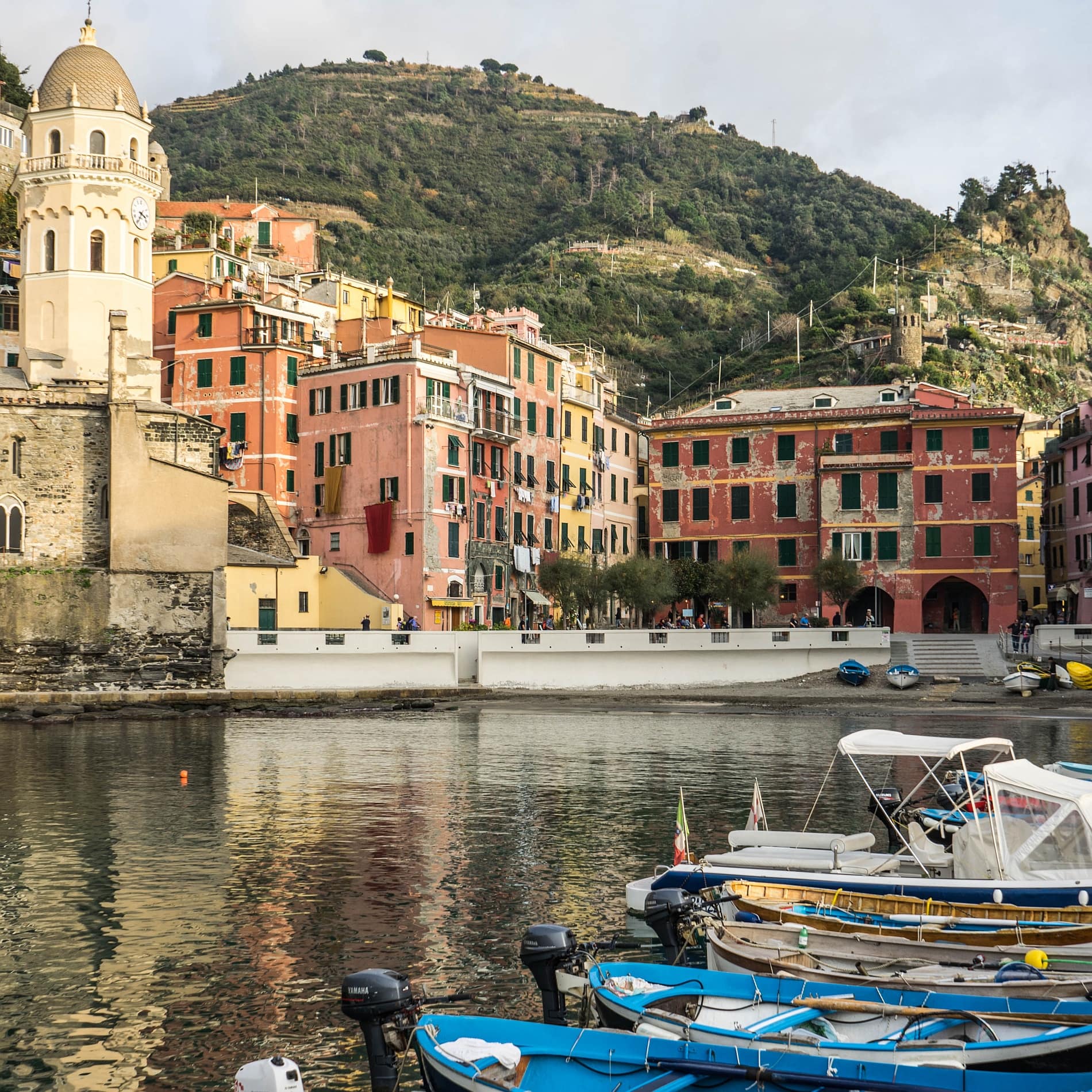 Hinter dem Hafen sind in den Häusern des Ortes Vernazza Ferienwohnungen in den Cinque Terre verfügbar