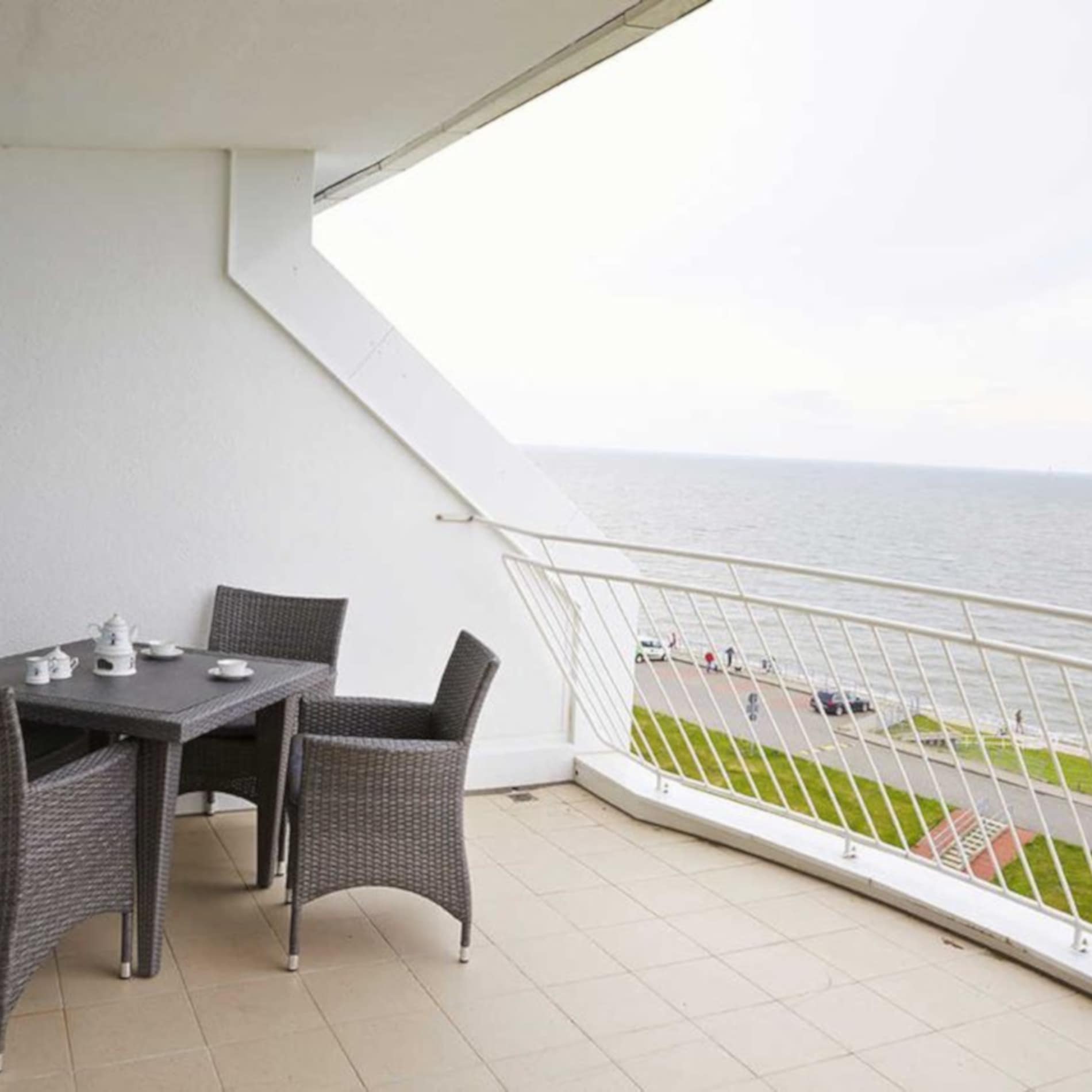 Großzügiger Balkon einer Ferienwohnung in Wilhelmshaven mit Hafen- und Meerblick