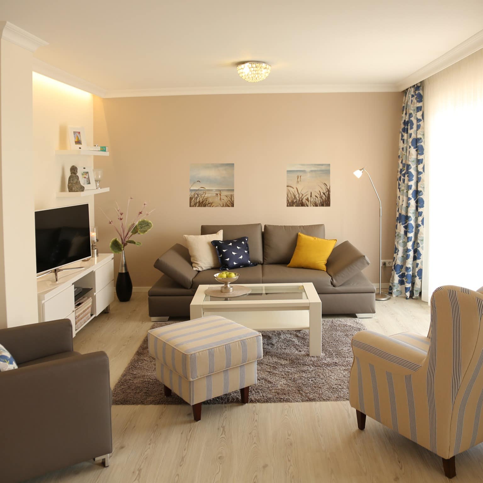 Modernes Wohnzimmer einer Ferienwohnung im Ostseebad Rerik