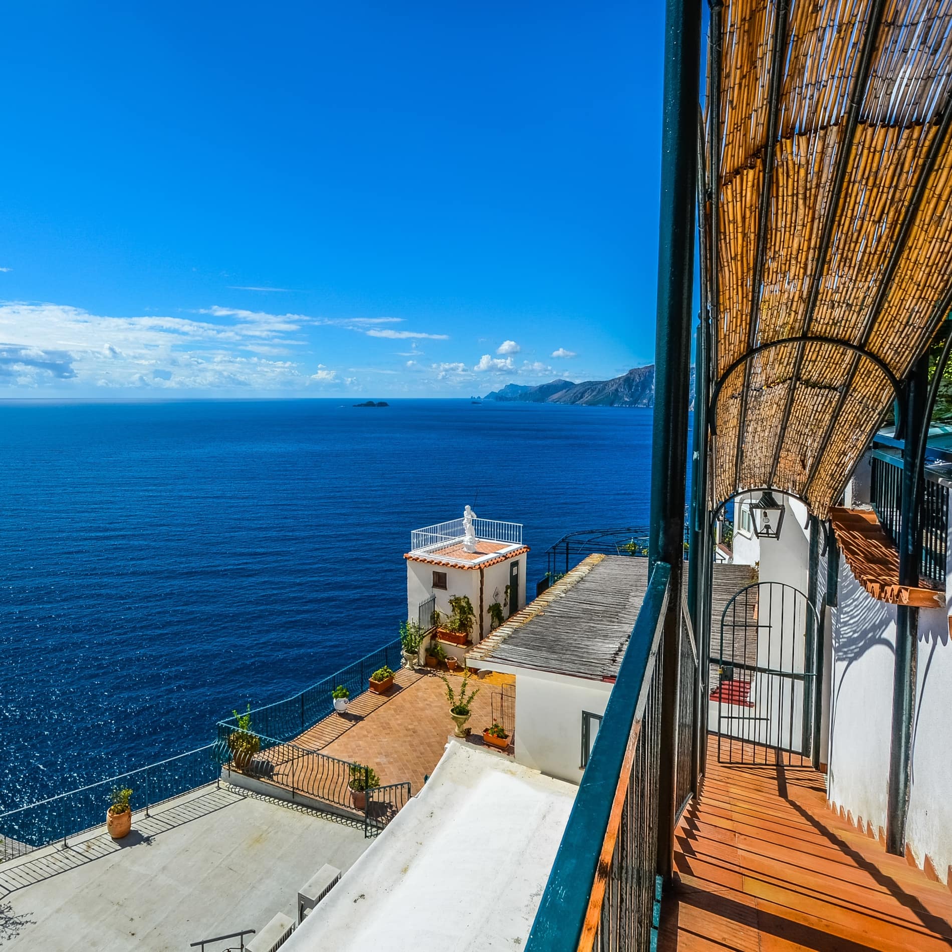 Blick aufs kobaltblaue Meer von einer Villa an der Amalfiküste in Süditalien, die möglicherweise als Ferienhaus gemietet werden kann