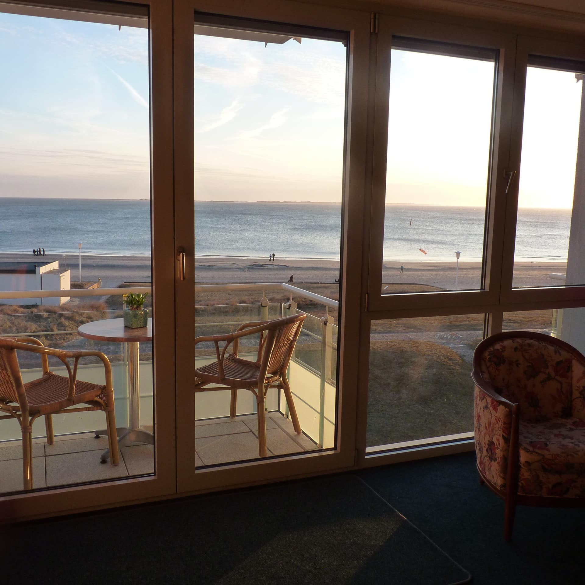 Blick aus dem Wohnzimmer auf den Balkon einer Ferienwohnung mit Meerblick auf Norderney