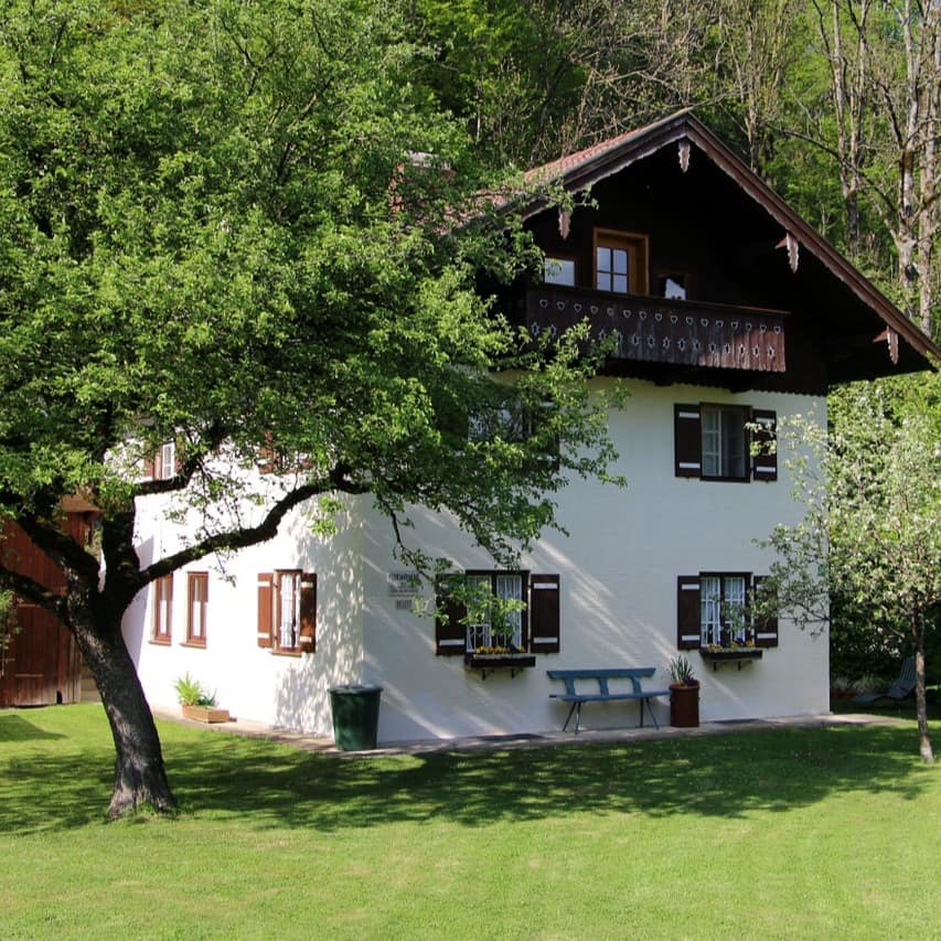 Ein restauriertes Bauernhaus mit Garten
