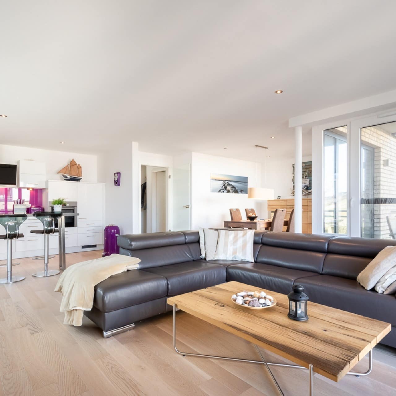 Wohnküche einer hell und modern eingerichteten Ferienwohnung in Laboe