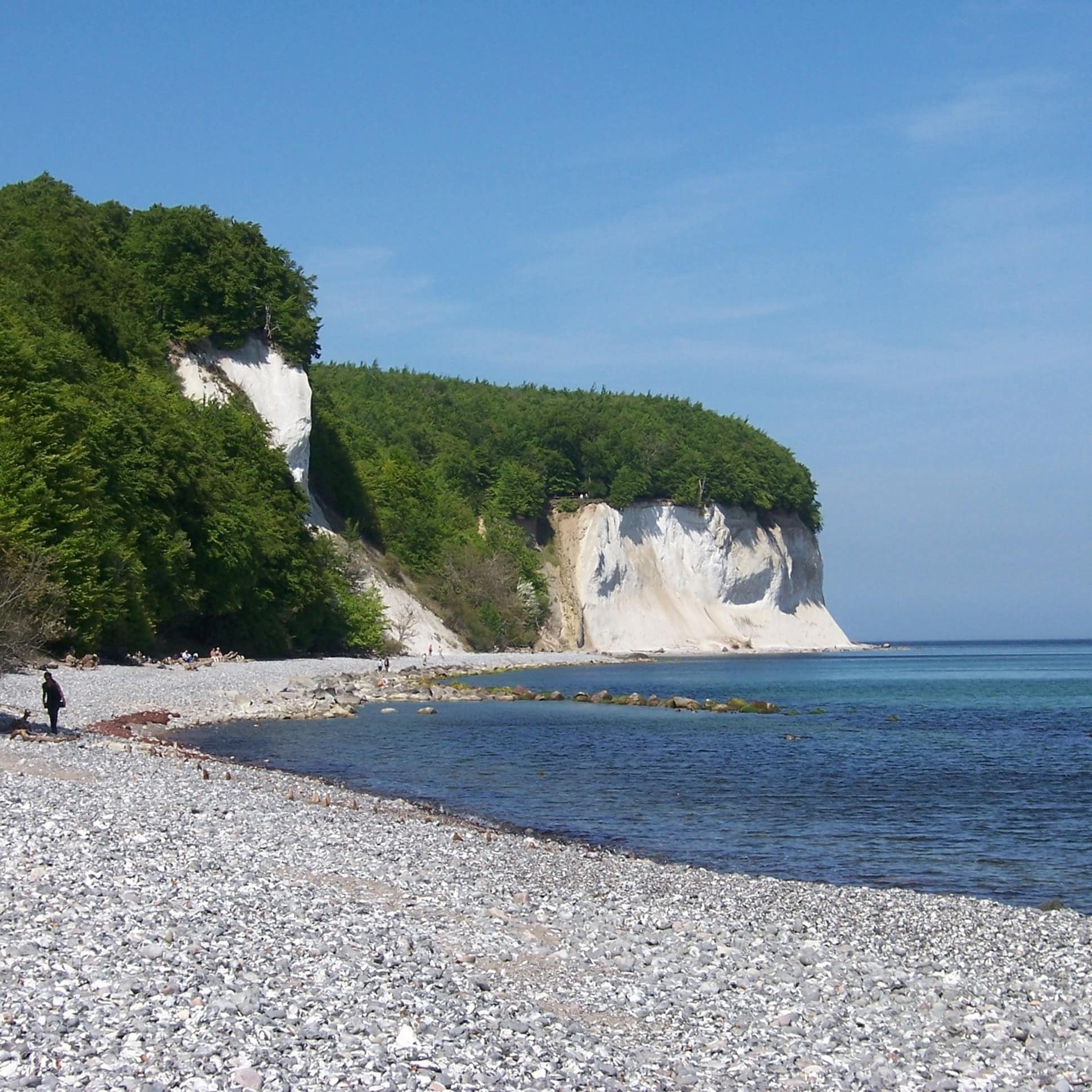 Blick vom Kiesstrand auf die berühmten Kreidefelsen