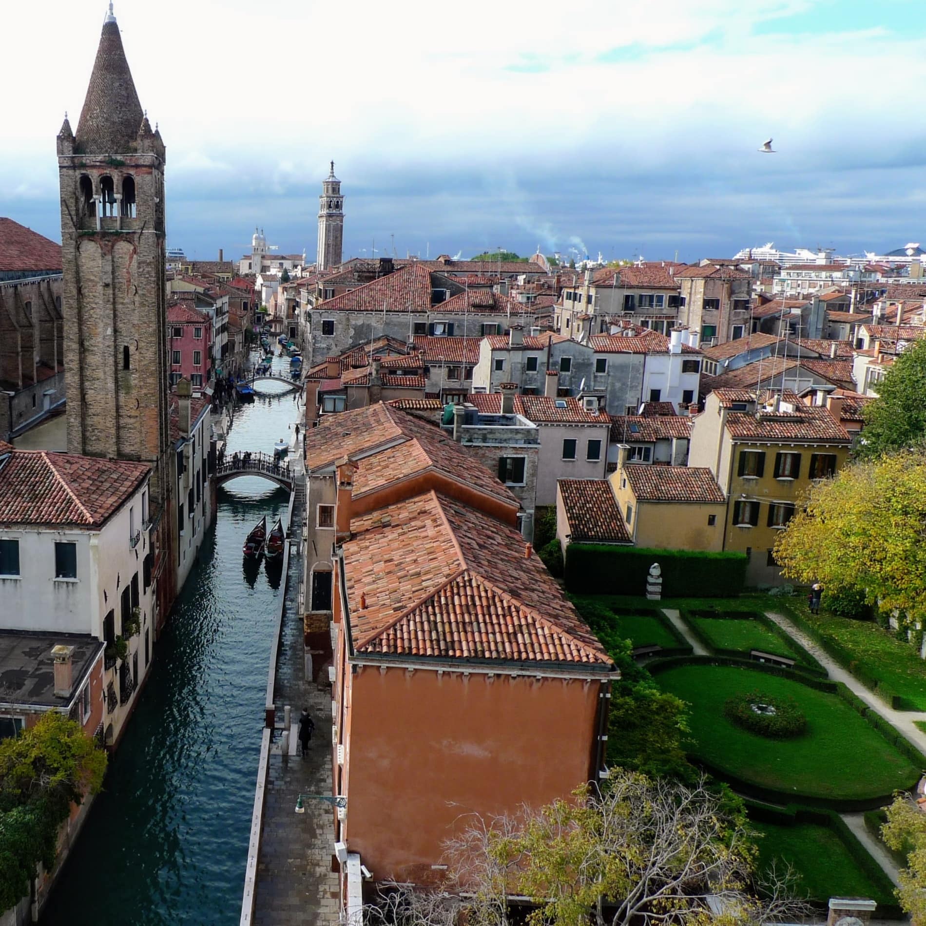 Links ein Kanal, rechts eine Grünfläche - wer eine Ferienwohnung in Venedig mit Hund mietet, findet genug Auslauf für den Vierbeiner