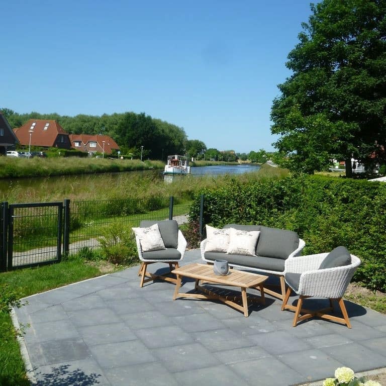 Sonnenterrasse im Garten einer Ferienwohnung in Carolinensiel direkt am Wasser