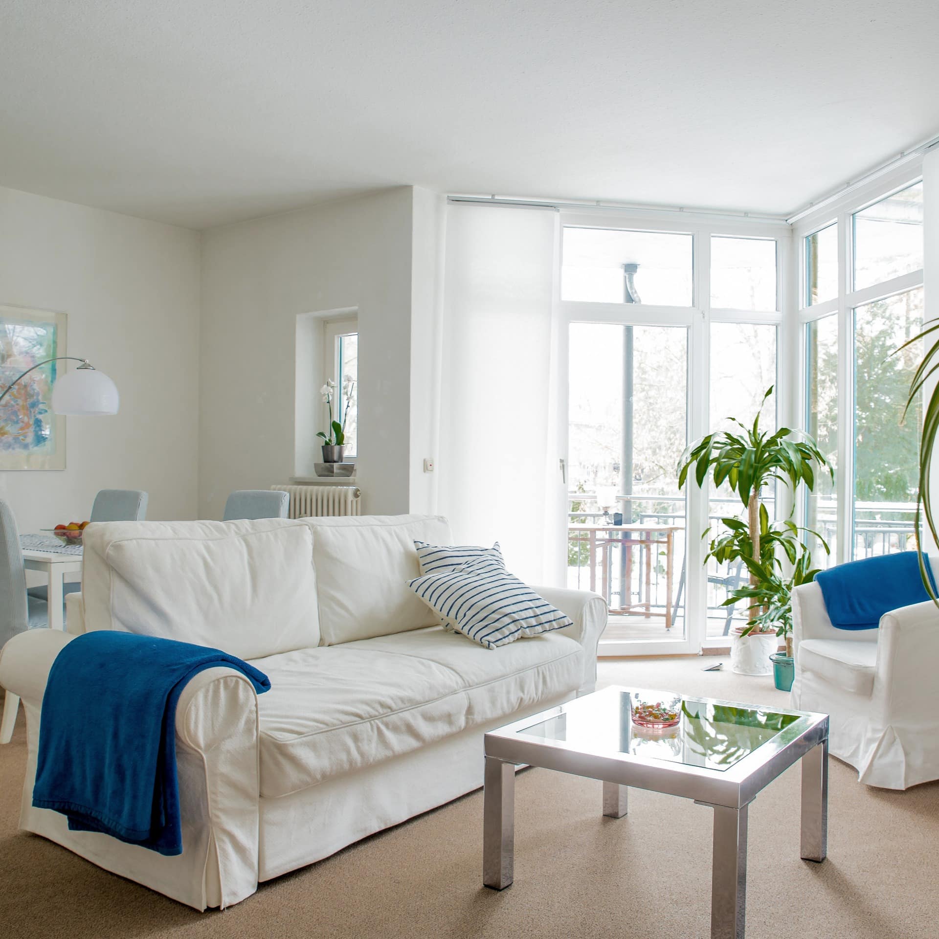 Wohnzimmer einer hellen Ferienwohnung in Lüneburgs Innenstadt
