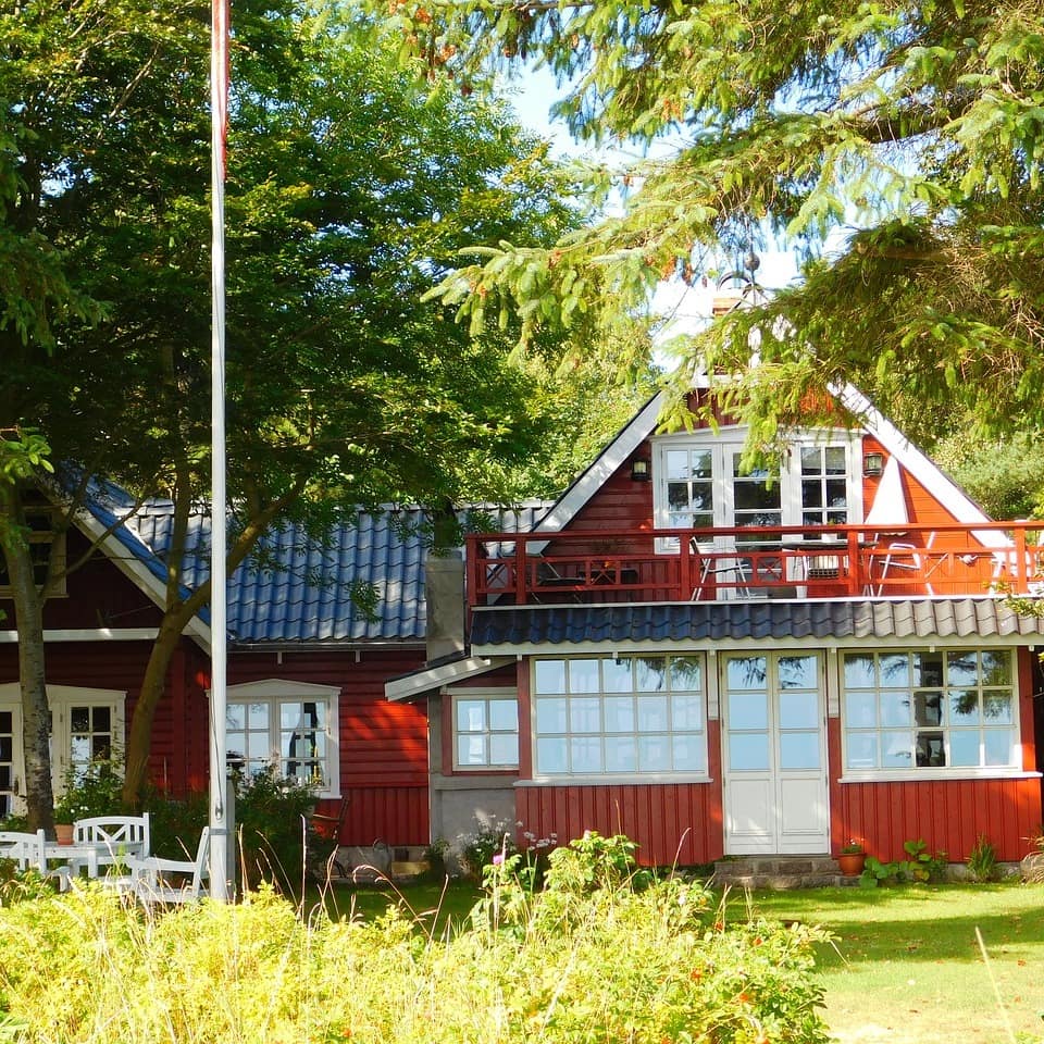 Rot weißes Haus in Dänemark mit Garten