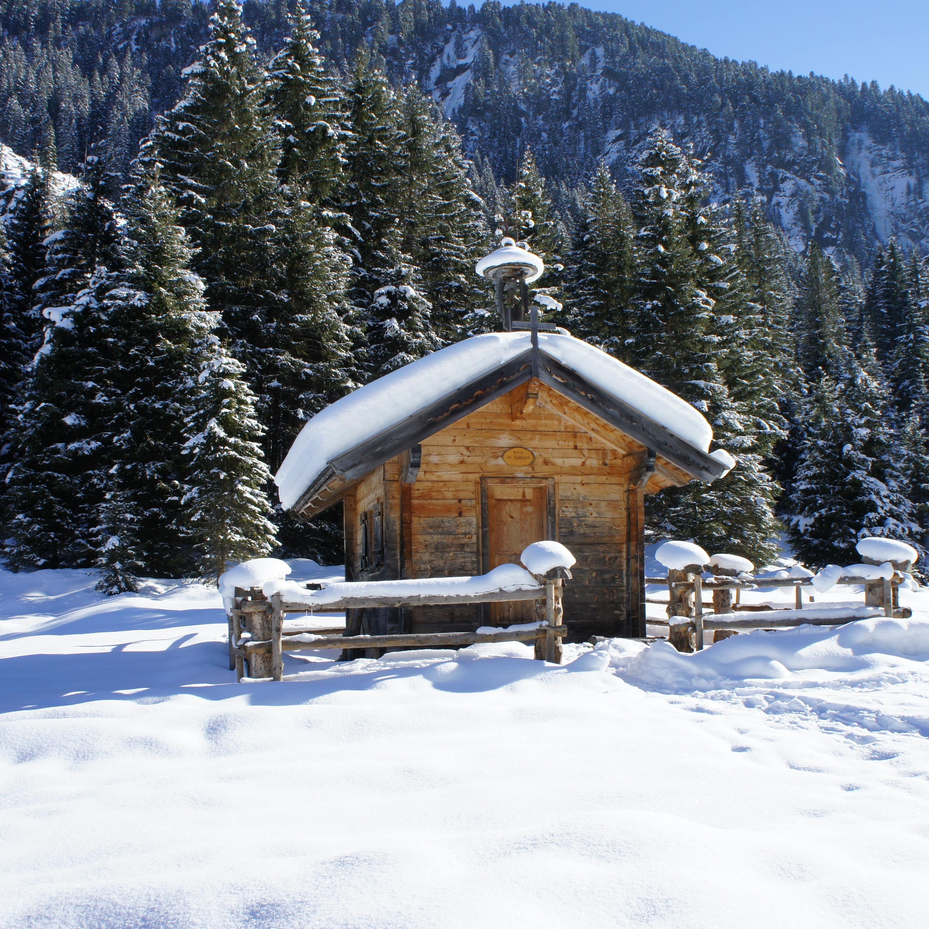 Kleine tief verschneite Berghütte in Österreich