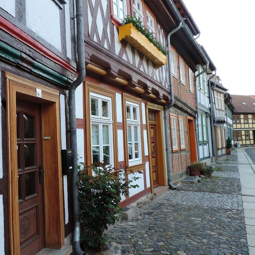In Wernigerodes Altstadt reihen sich die Fachwerkfassaden aneinander. In einigen dieser Häuschen befinden sich liebevoll eingerichtete Ferienwohnungen.