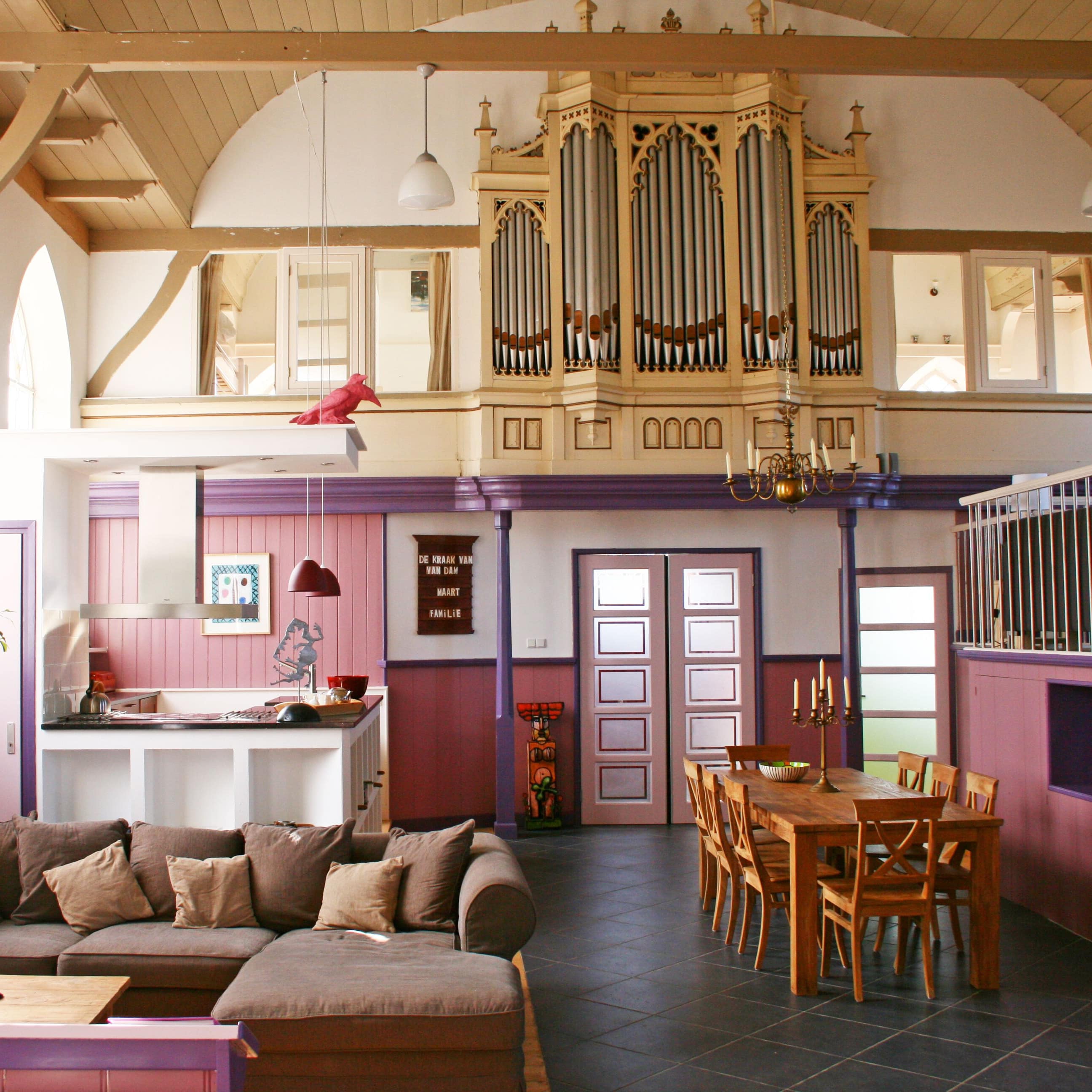 Ferienwohnung in Holland in einer umgebauten Kirche mit Orgel über dem offenen, großen Wohnraum in Pastellfarben und mit Sitzecke und Küche