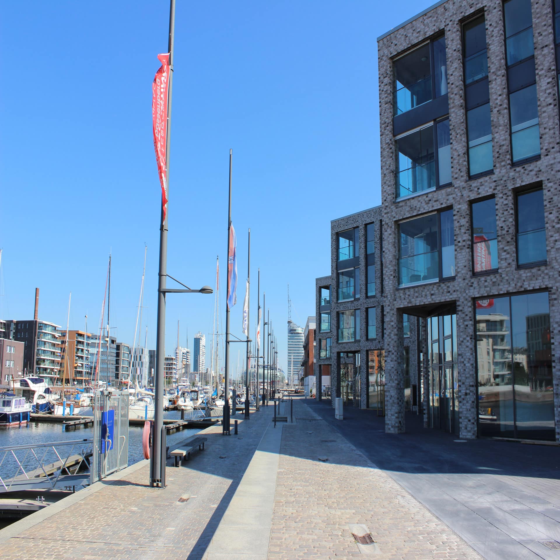 Moderne Gebäude und das Wasser am Hafen von Bremen. Die Sonne scheint.