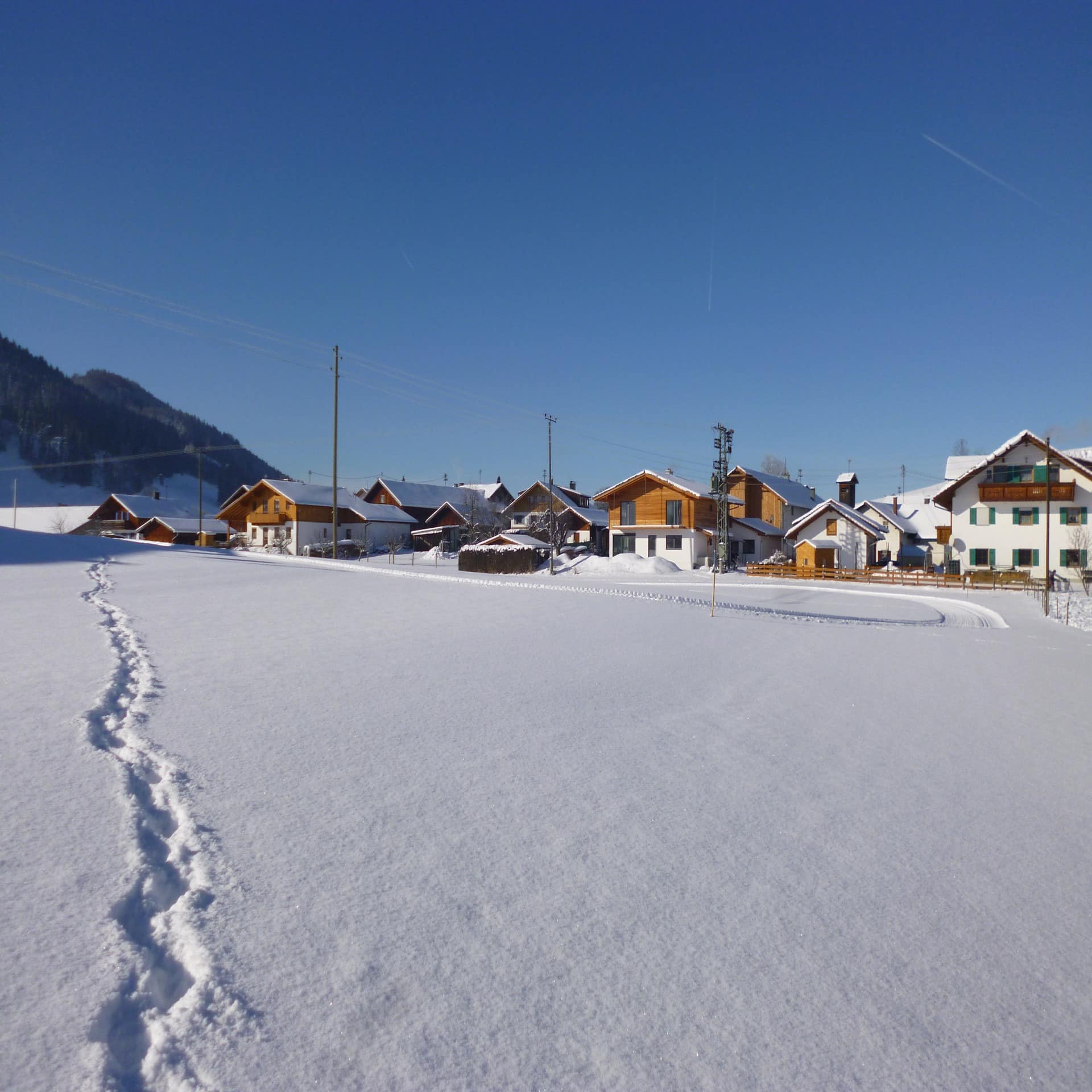 Blick auf verschneite Häuser im Allgäu 