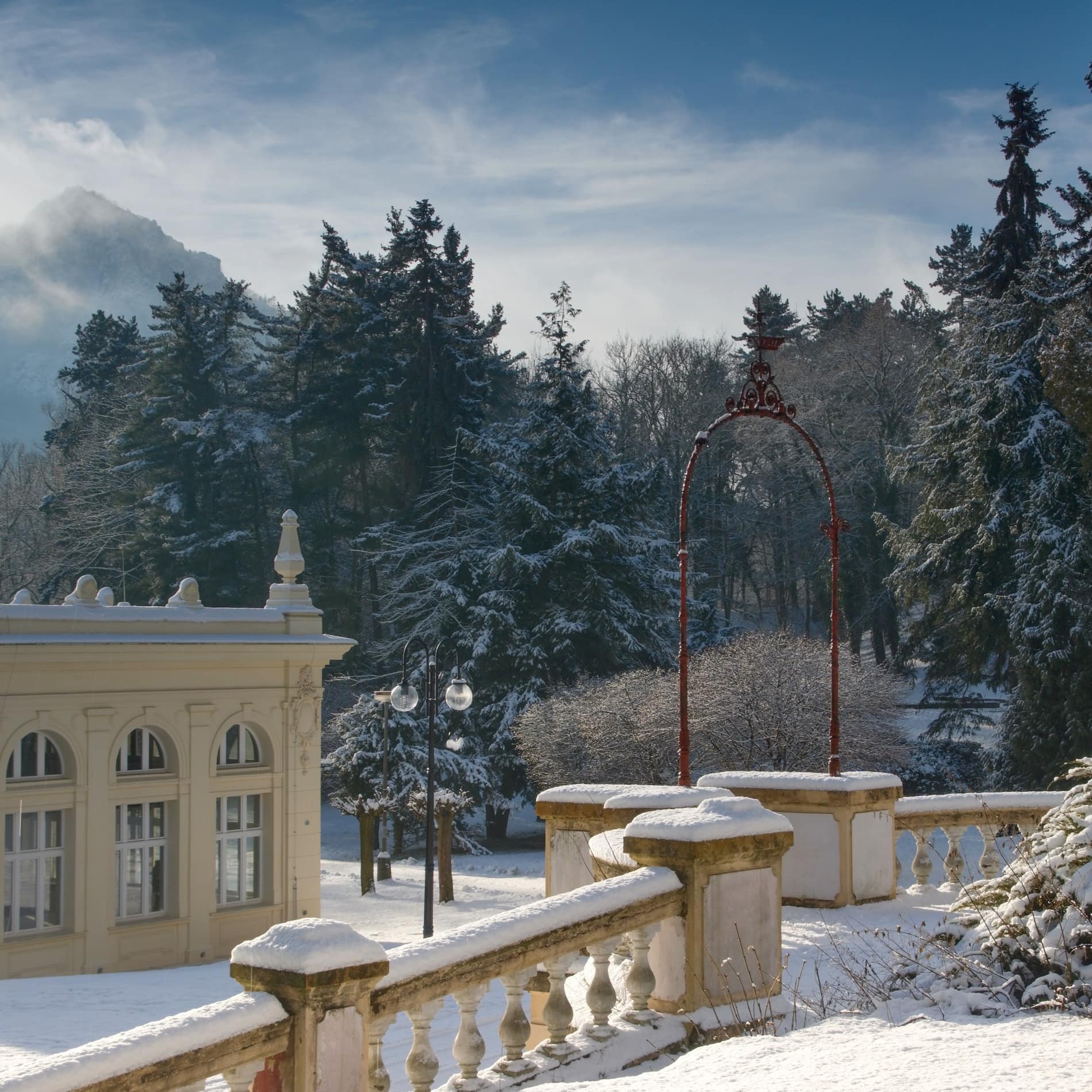 Ein klassischer tschechischer Kurbetrieb in einer Schneelandschaft mit Tannen an einem sonnigen Tag