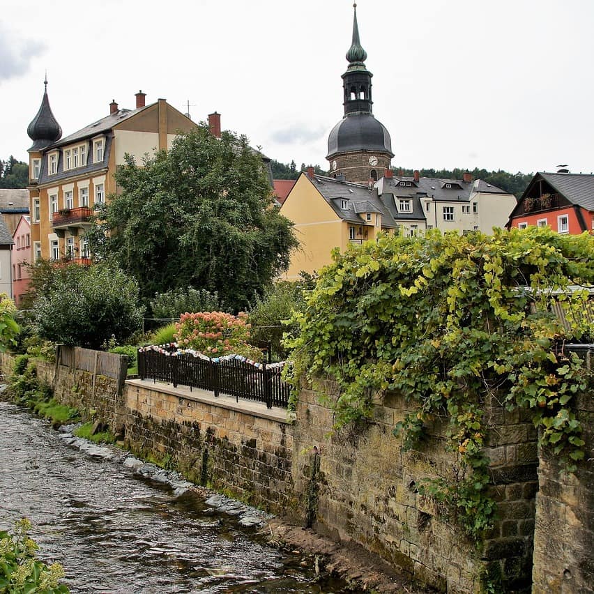 Blick über den Fluss auf die Häuser von Bad Schandau.