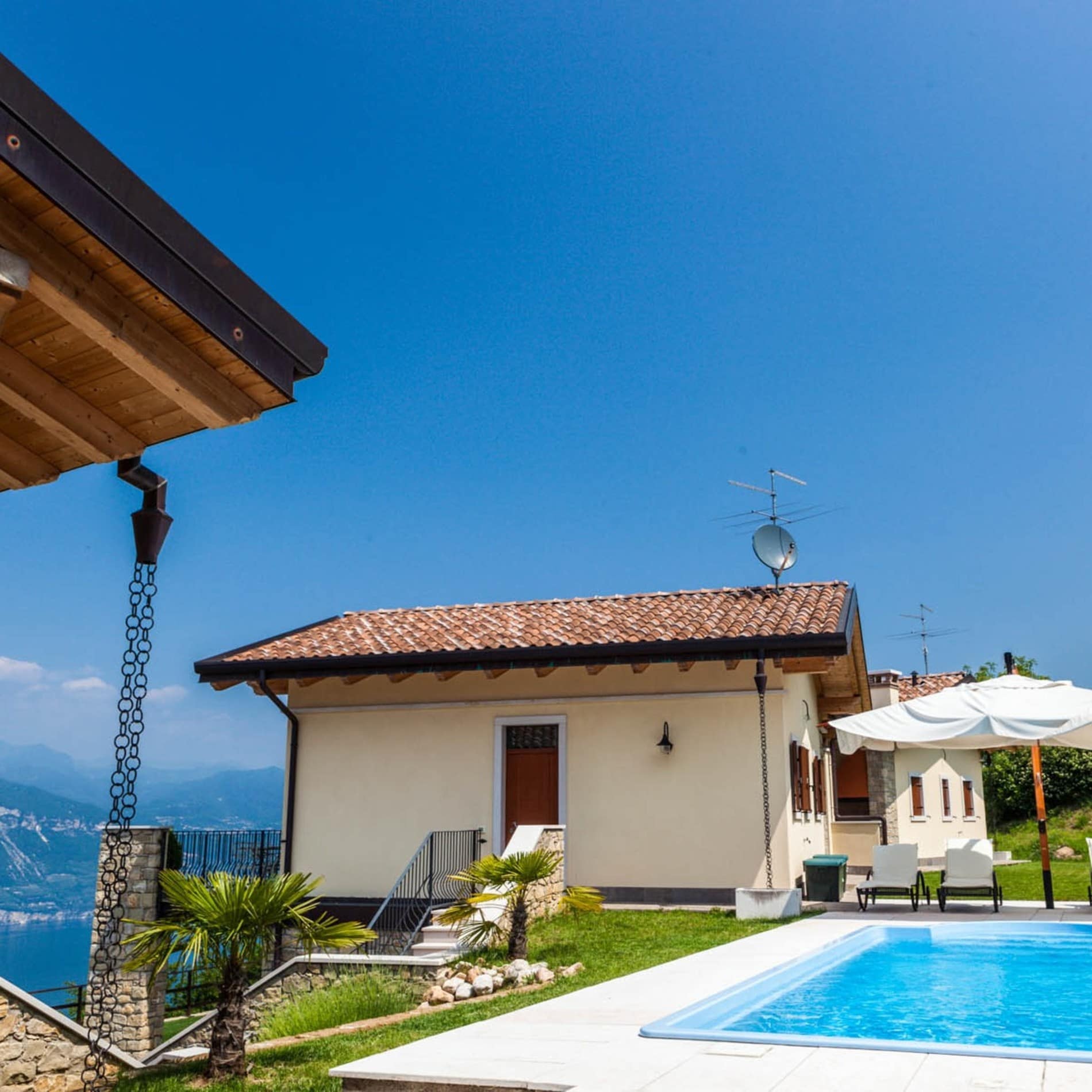 Bungalow am Gardasee auf einer Anhöhe mit Pool und Sonnenliegen