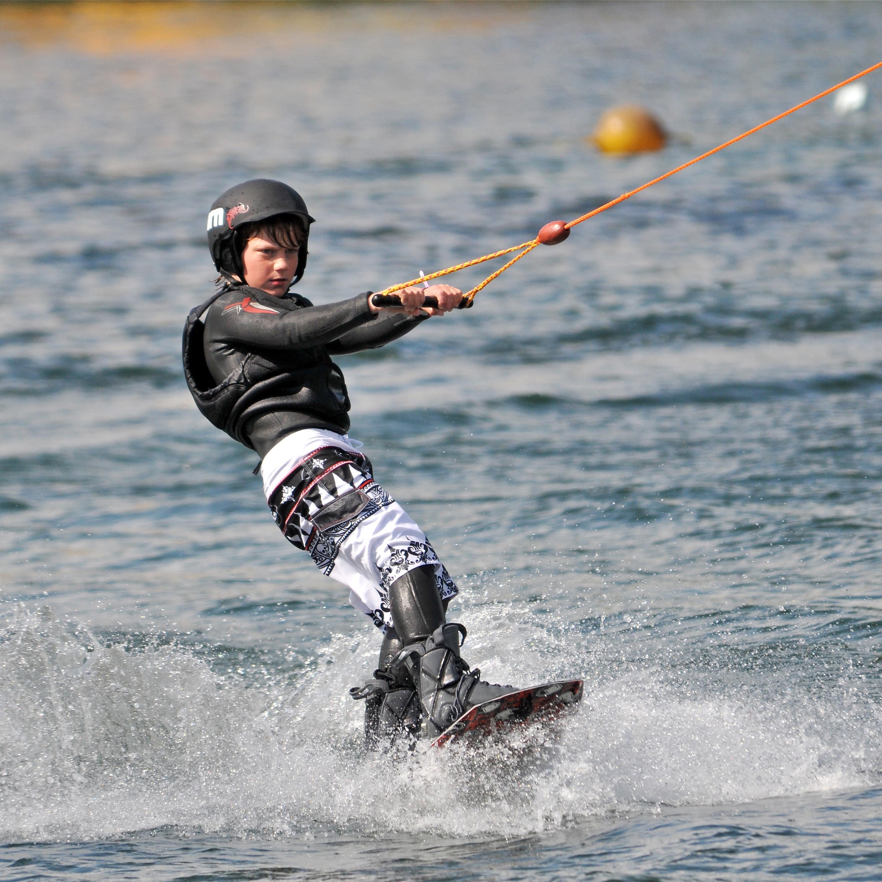 Ein Junge beim Wakeboarden