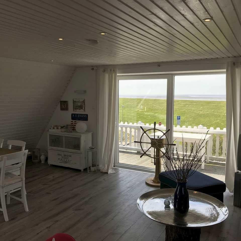 Blick aus dem Wohnzimmer einer charmanten Ferienwohnung mit Meerblick in Friedrichskoog-Spitze