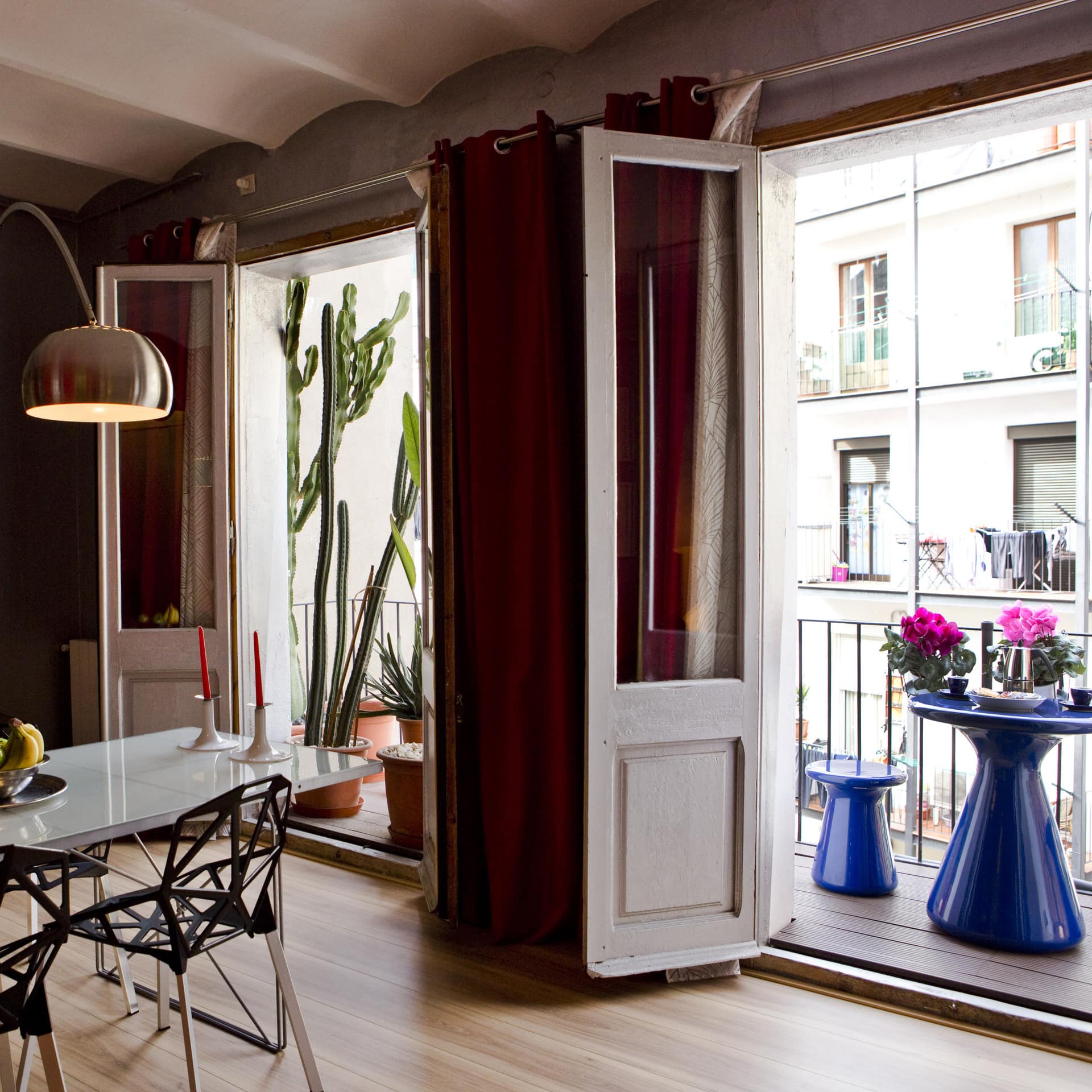 Ferienwohnung in Barcelona im Zentrum mit großem, hellem Wohnzimmer und kleinem Balkon