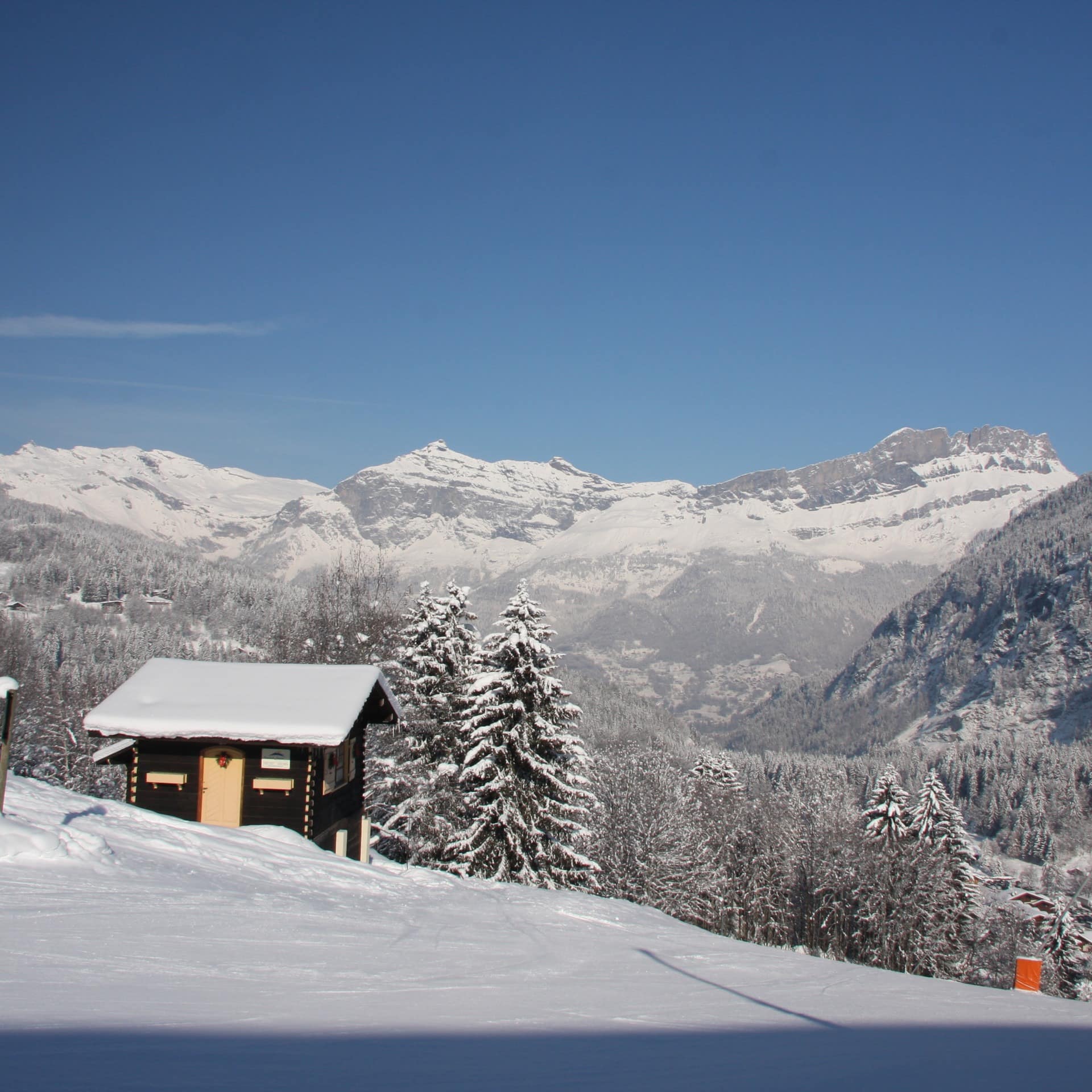 Romantische Skihütte für zwei Personen direkt im Skigebiet in den französischen Alpen