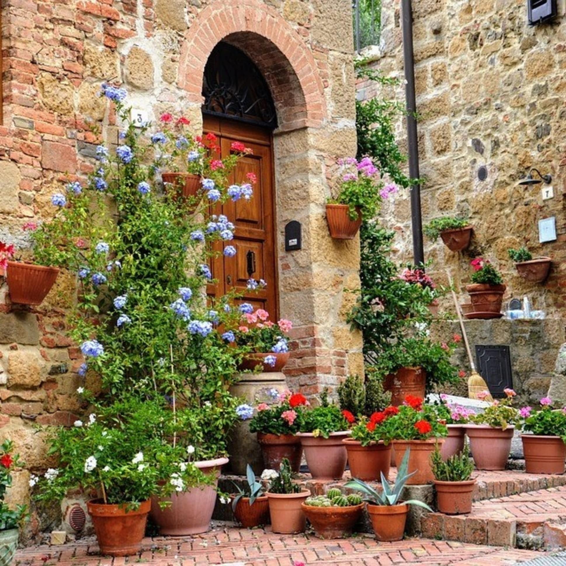 Alte Steinfassaden und Blumen machen den Charme aus