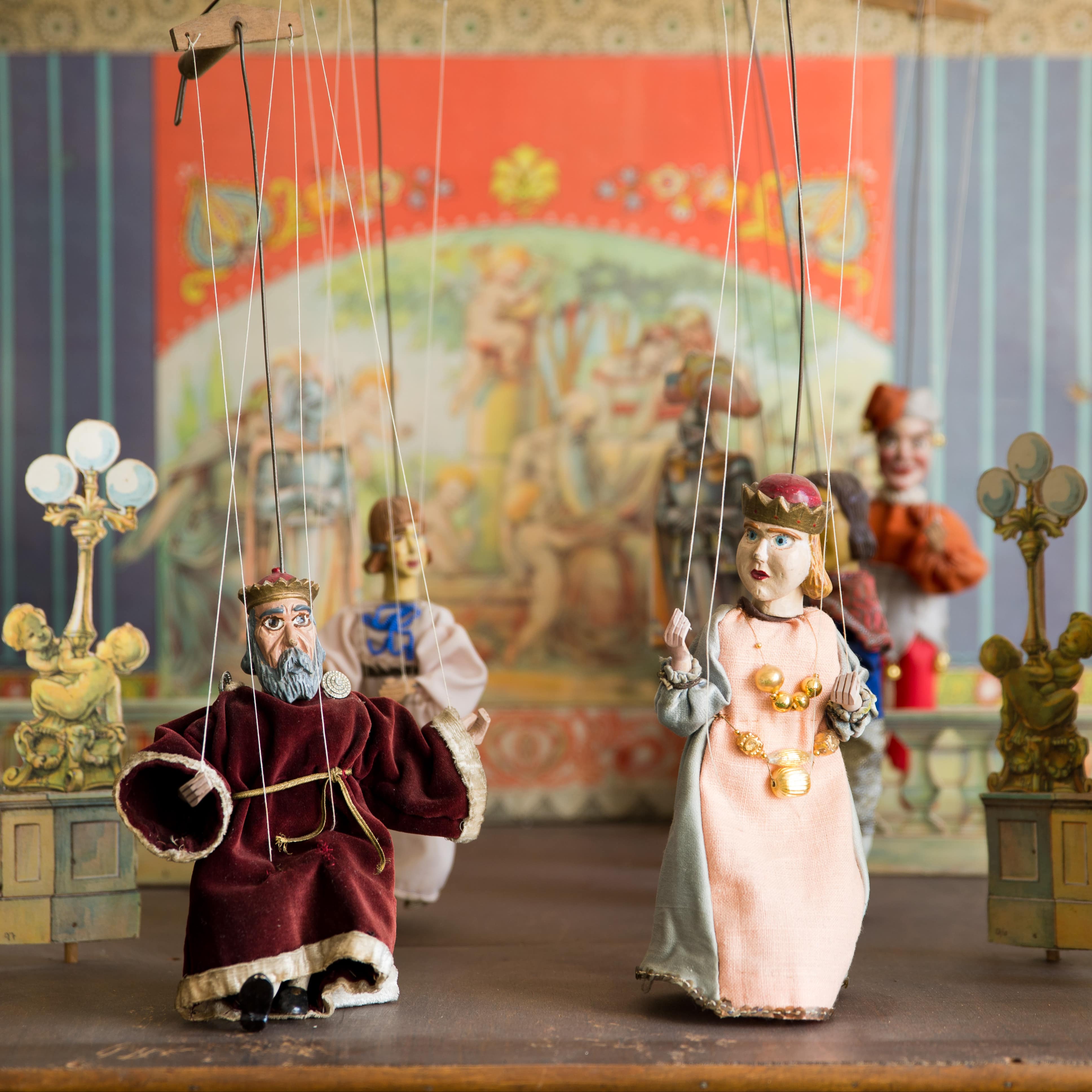 Marionetten bei einem Theaterstück.