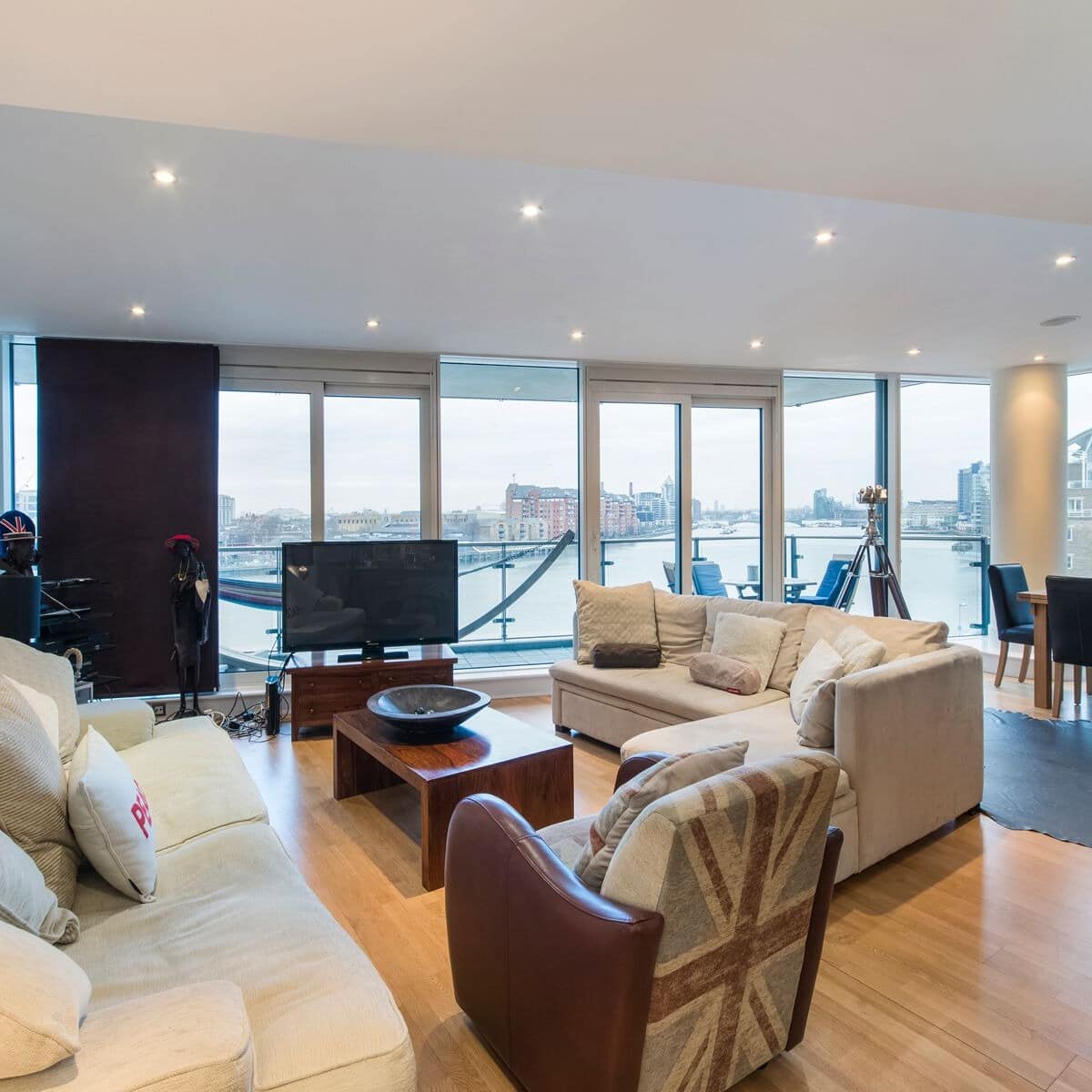 Wohnzimmer einer Ferienwohnung in London mit Blick auf die Themse