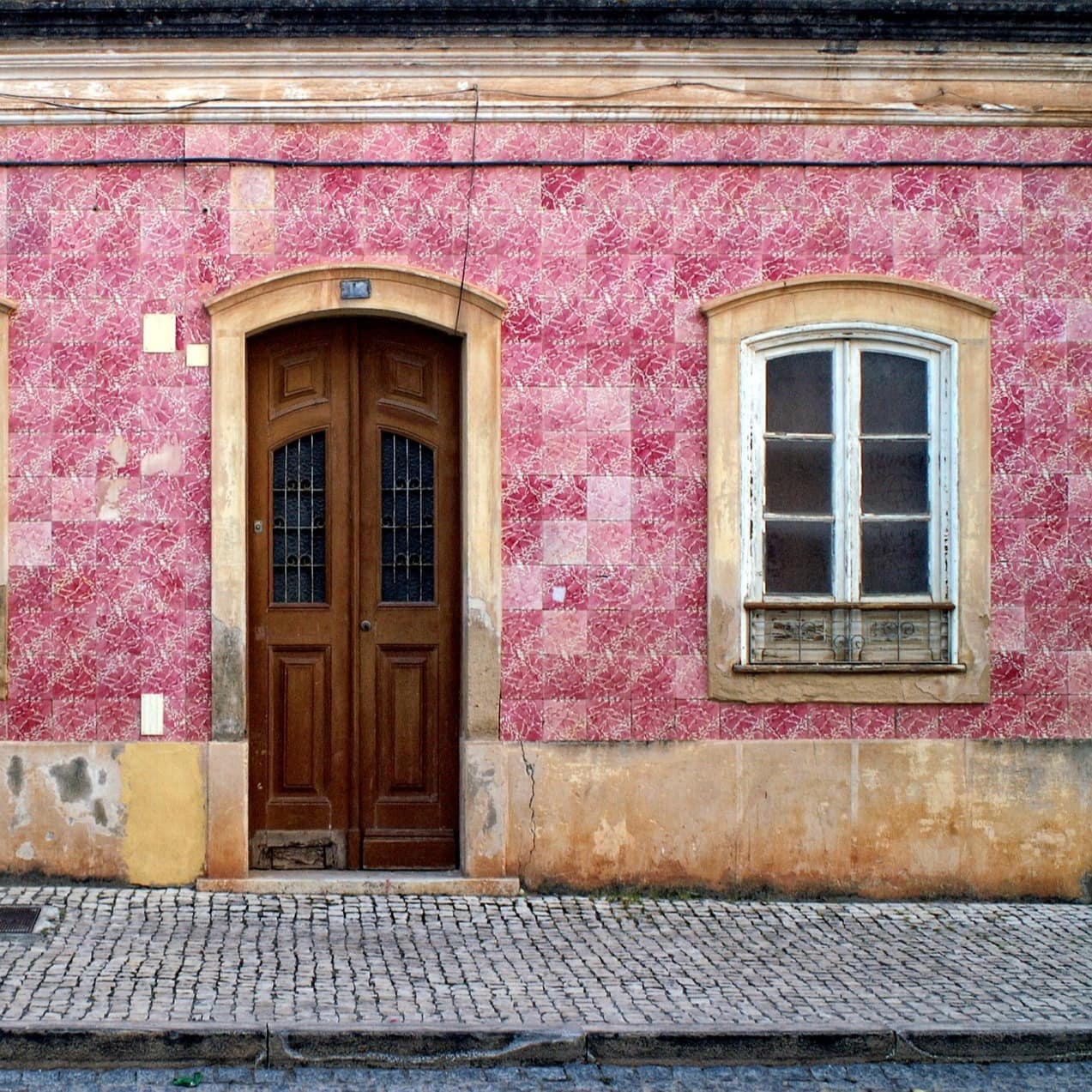 Nahaufname einer Häuserfront in rosa