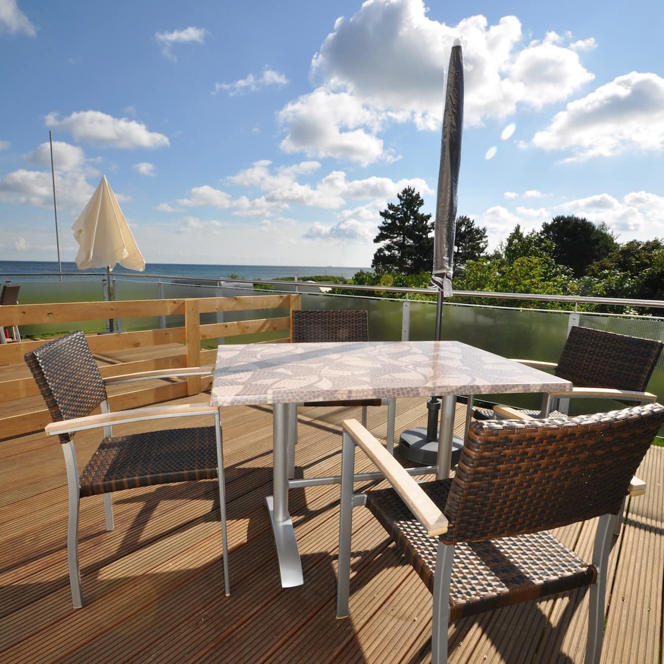 Balkon einer Ferienwohnung am Strand auf Fehmarn im Norden der Insel