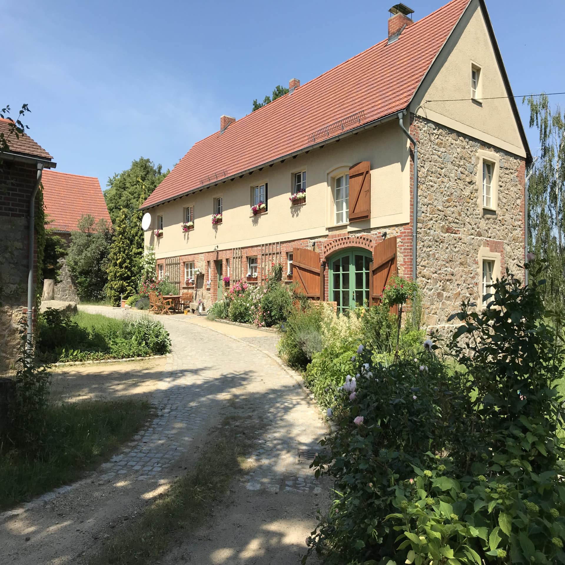 In dem Haupthaus des Mühlenhofs in Sachsen befindet sich eine Ferienwohnung.