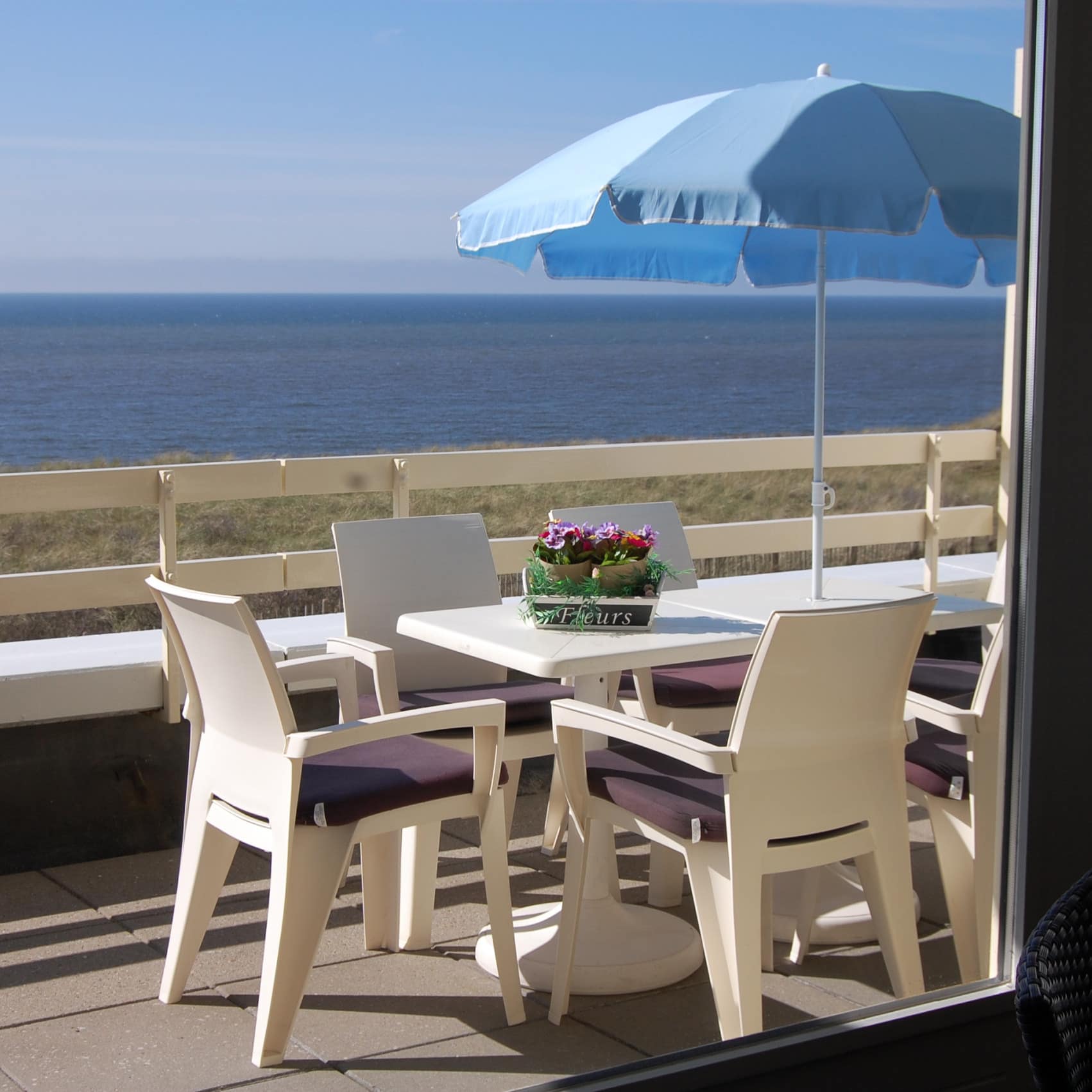 Ferienwohnung in Egmond aan Zee mit großem Balkon mit Esstisch und Stühlen und Meerblick