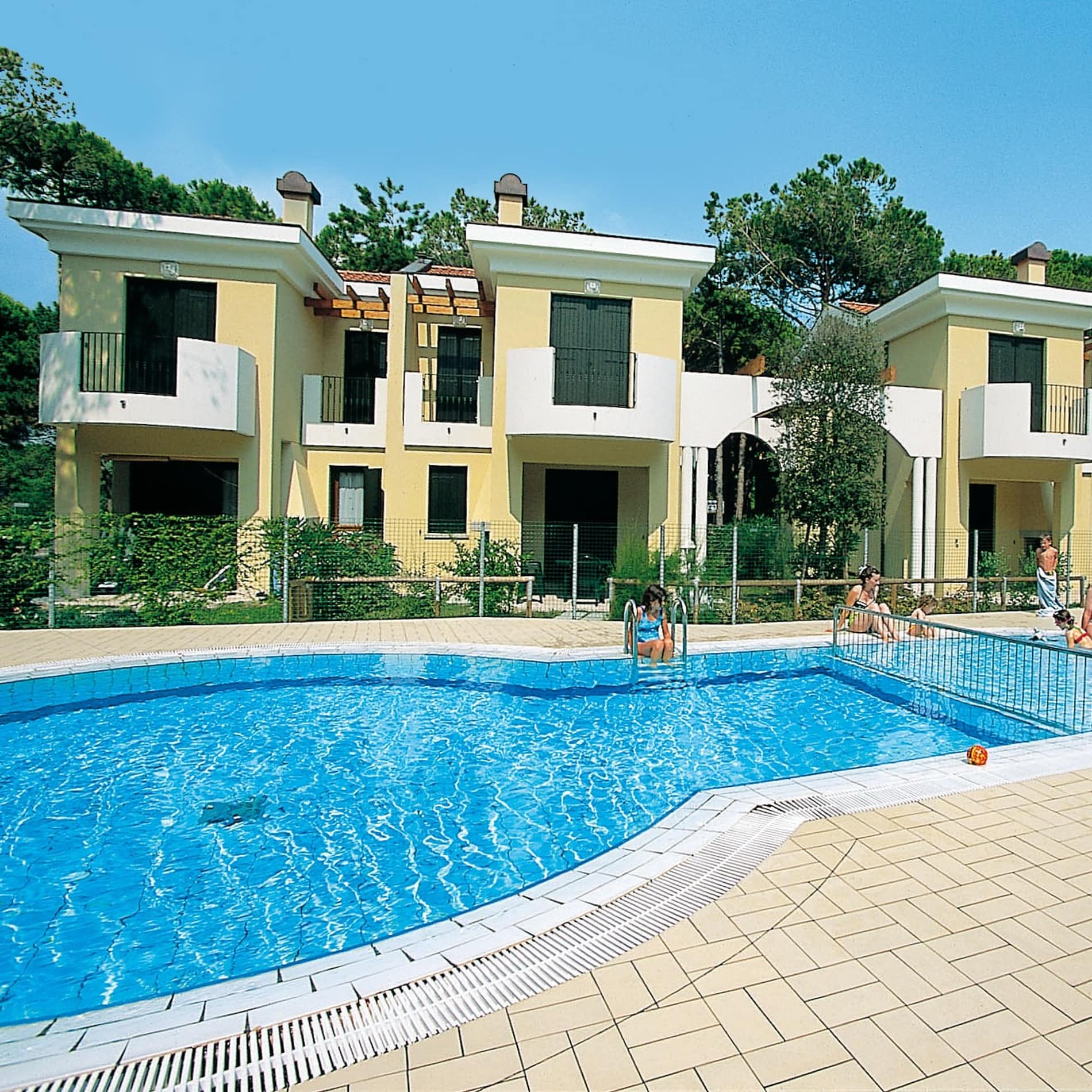Eine Reihe von Ferienhäusern in Bibione mit kindergerechtem Swimmingpool
