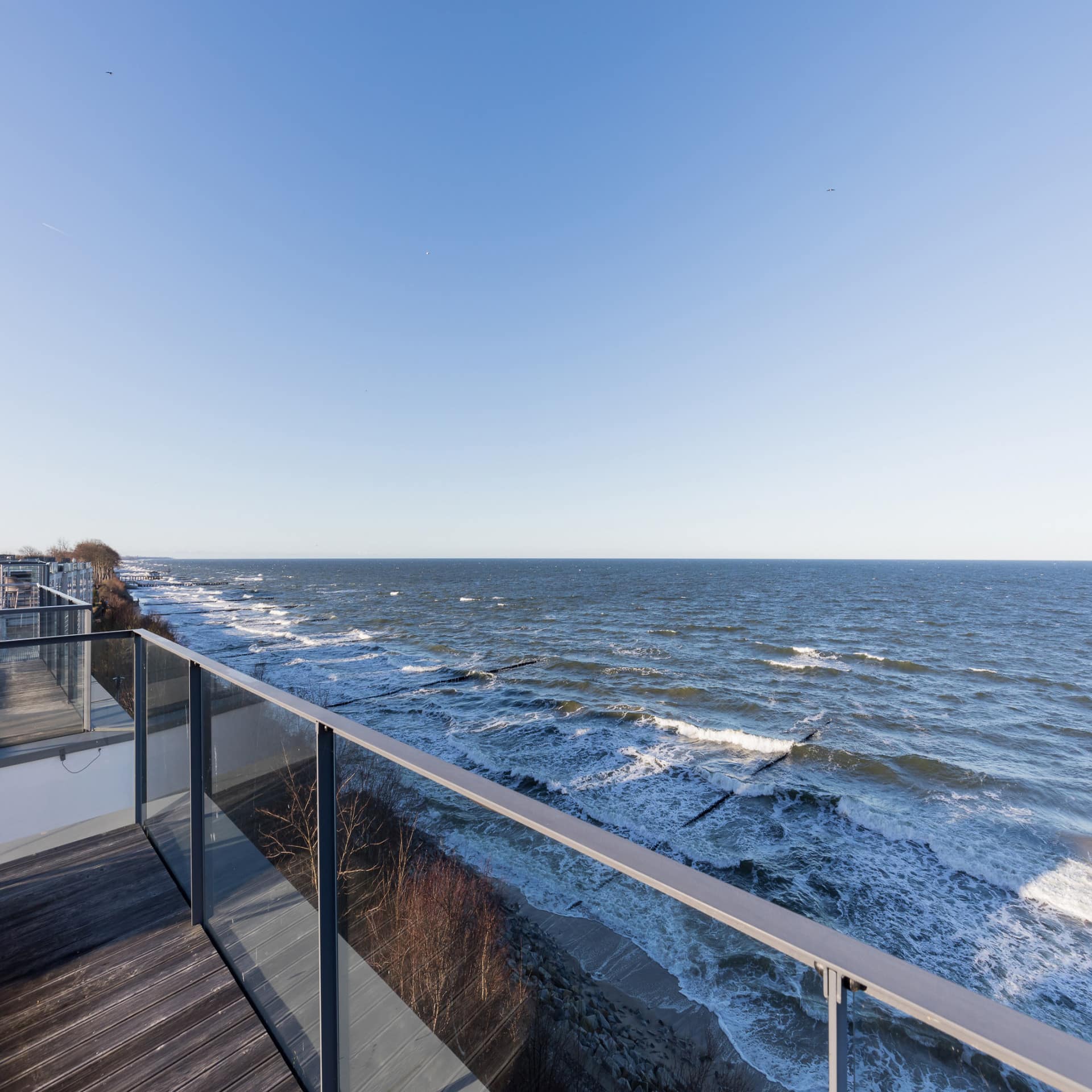 Balkon mit Glasfront direkt am Strand der polnischen Ostsee. 