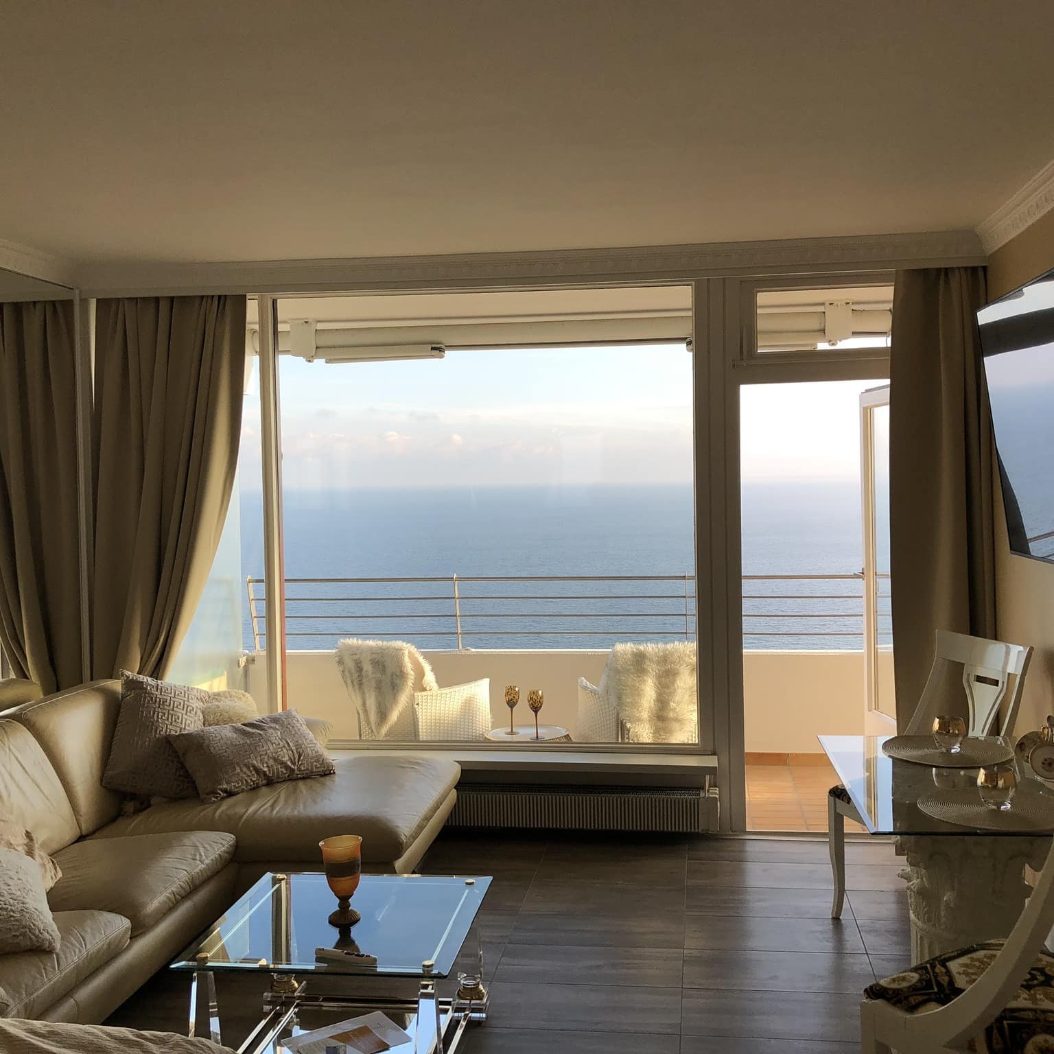 Wohnzimmer einer Pension mit Frühstück und Meerblick