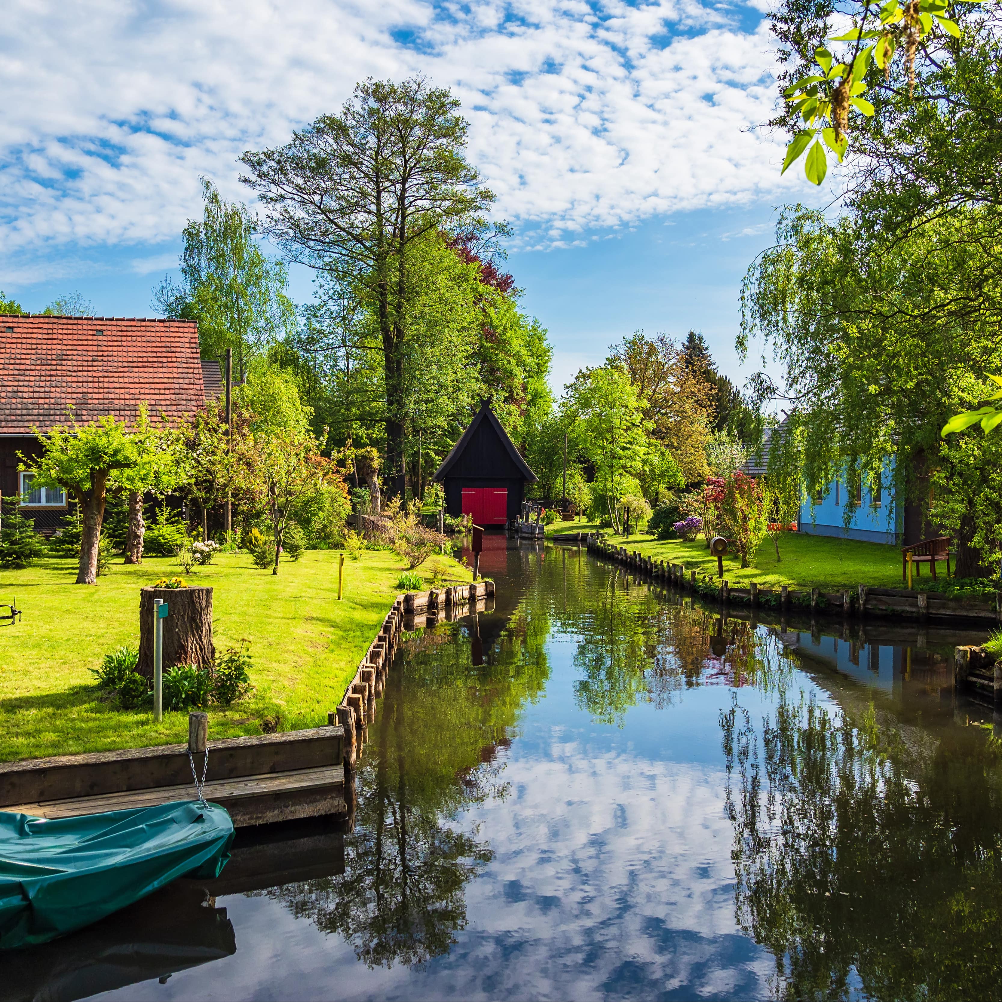 Häuser mit grünen Gärten am Wasserlauf in Lehde.