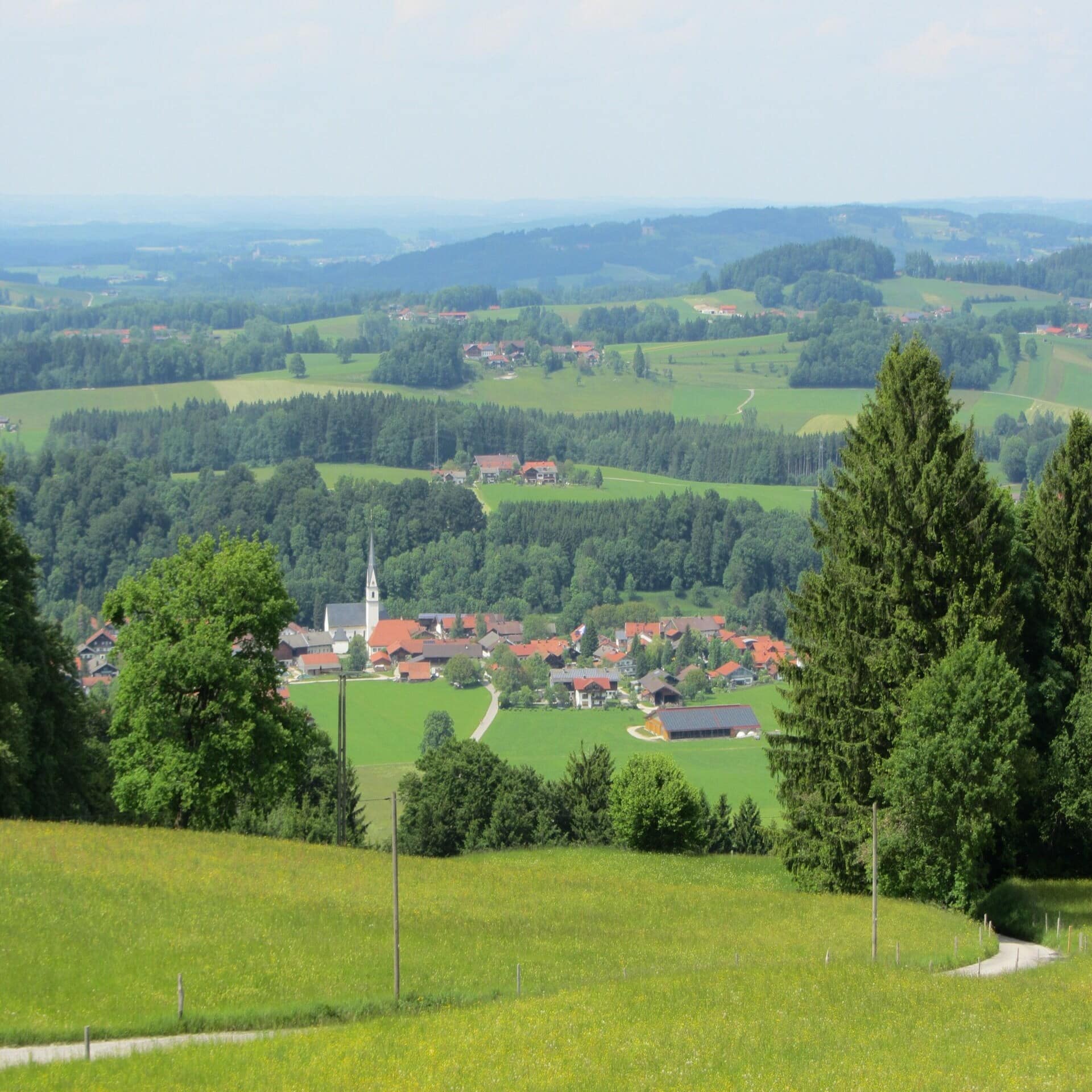 Panoramablick auf die ländliche Region am Chiemsee. Kleine Dörfer zwischen grünen Wiesen. 
