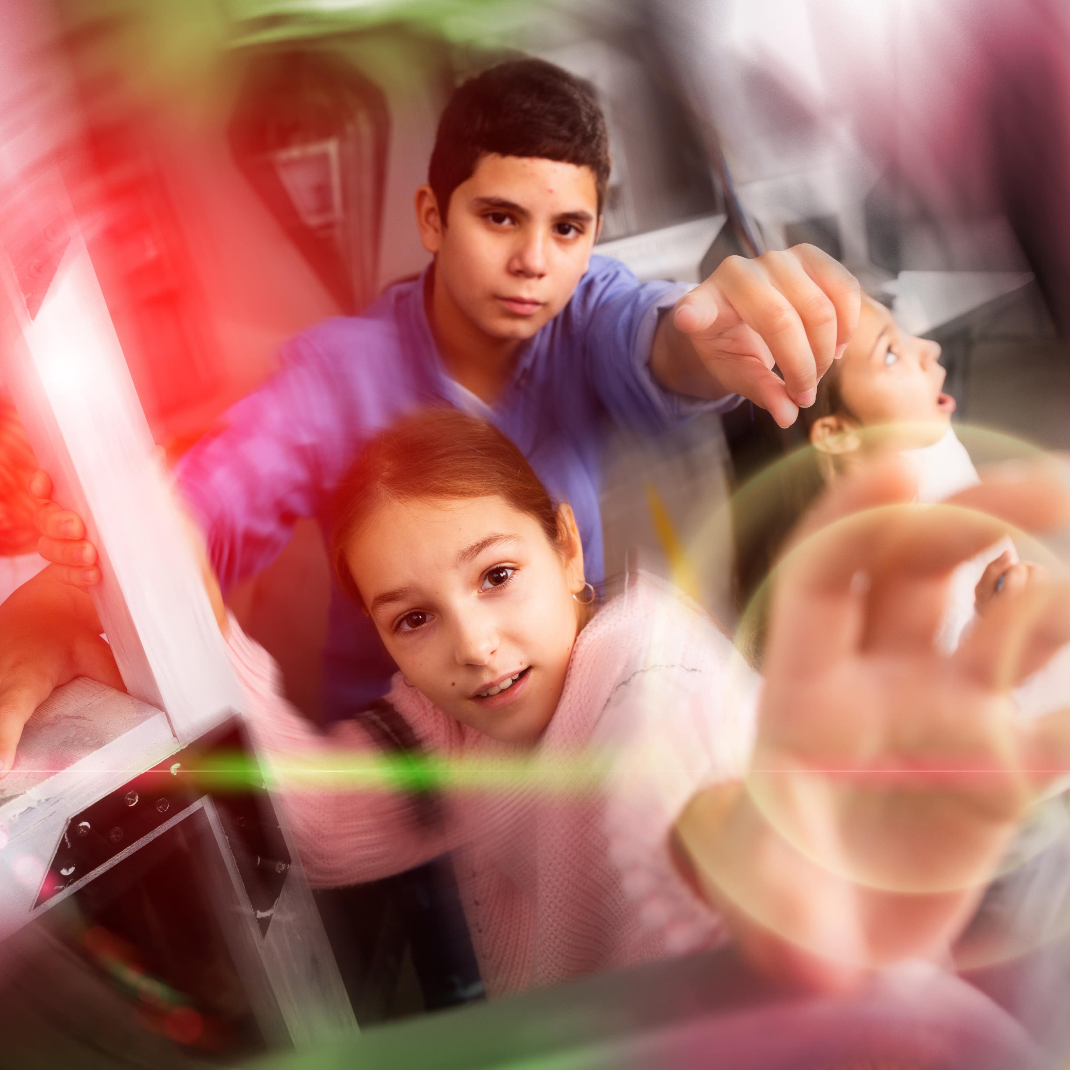 Kinder in einem Escape Room