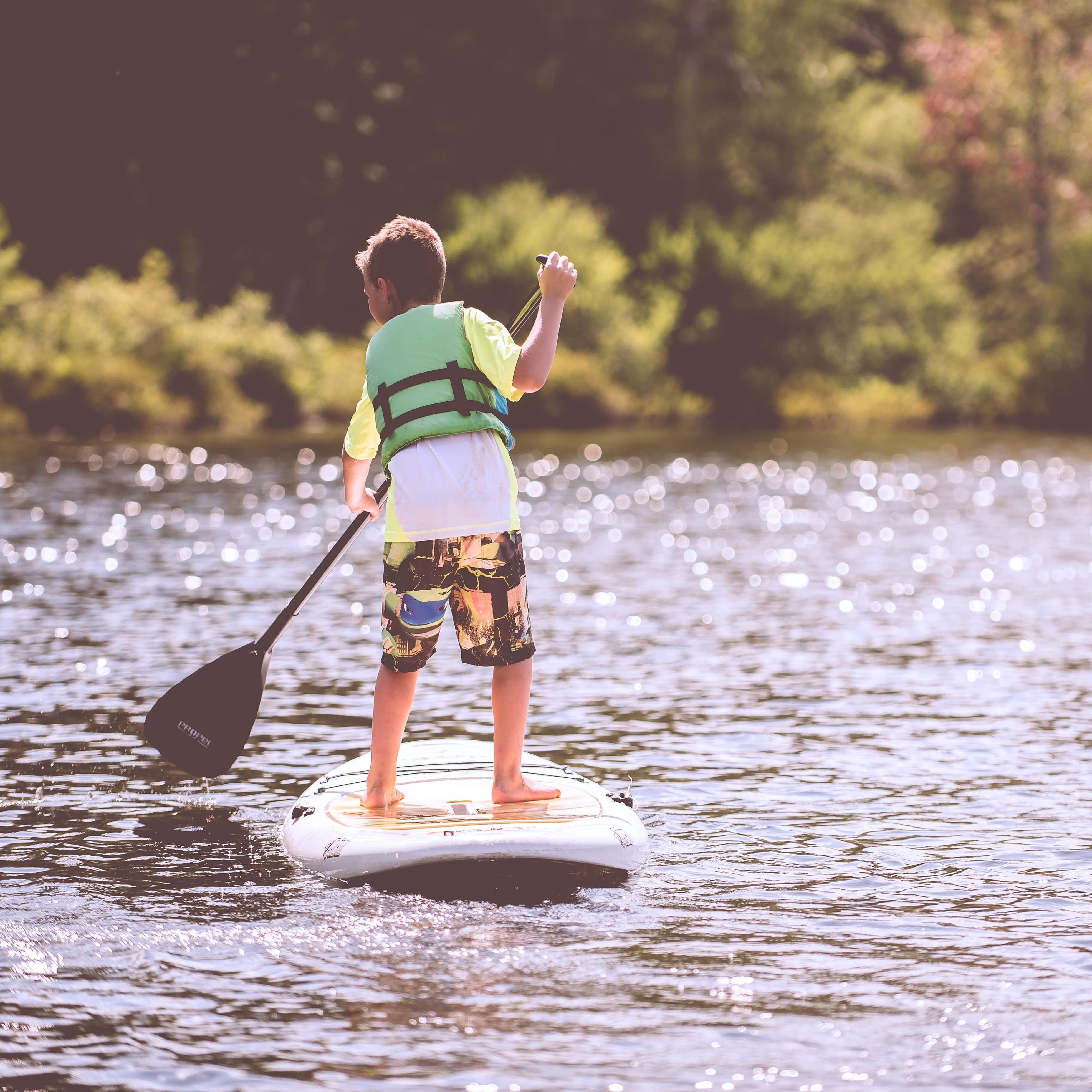 Ein Junge beim Stand-up-Paddling