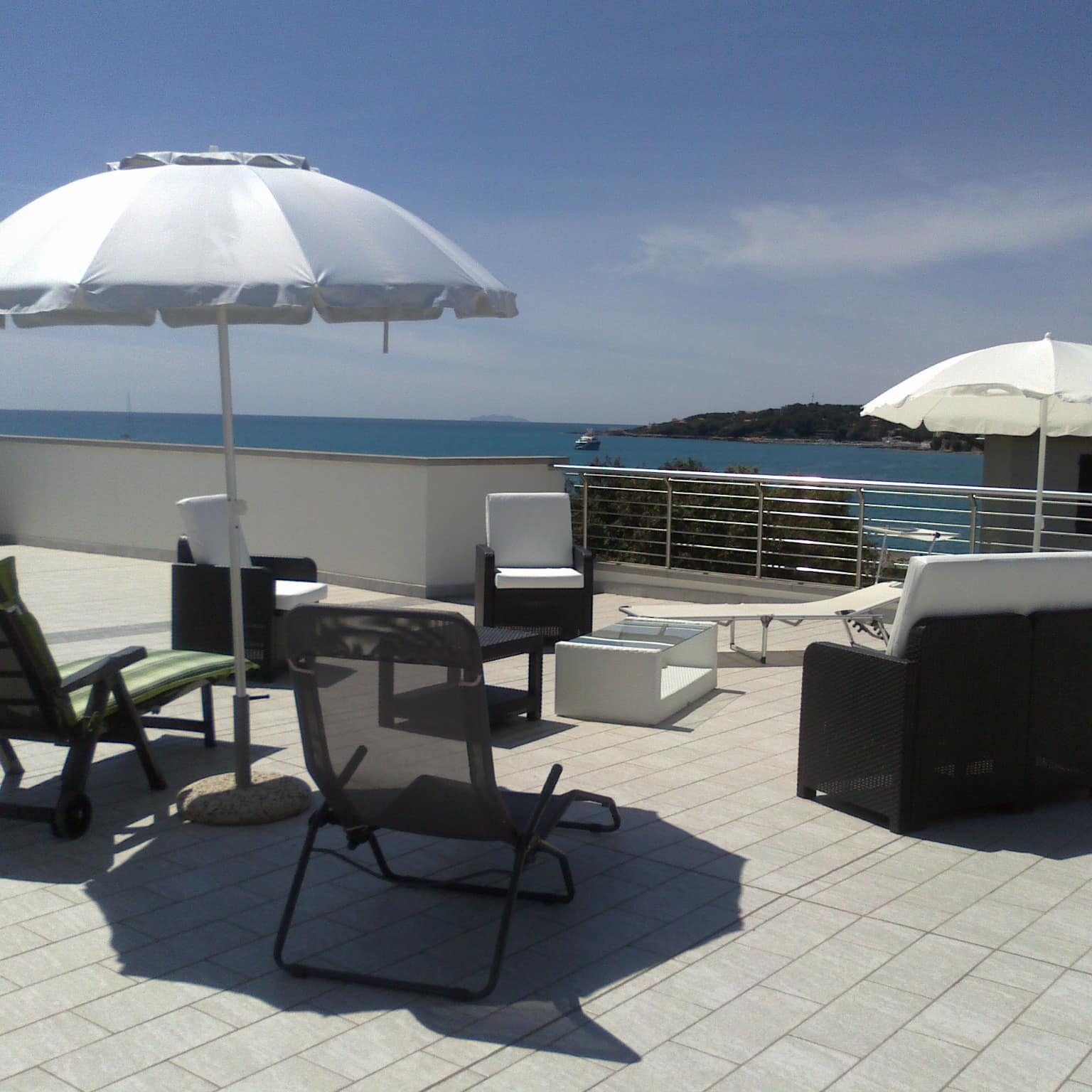 Terrasse einer Ferienwohnung am Meer in Castiglioncello in der Toskana
